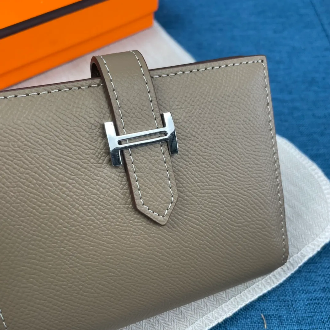 [Hermes original order] p230💰 Hermès new solid color leather pocket vertical wallet 💋Counter copy, original hardware, original OEM code inside 💋Soft feel 🎉Oil edges are straight and smooth, compare with the counter 💋Material: imported palm print cowhide 💋Size: 10*12CM. 💋Model: 5120 palm print