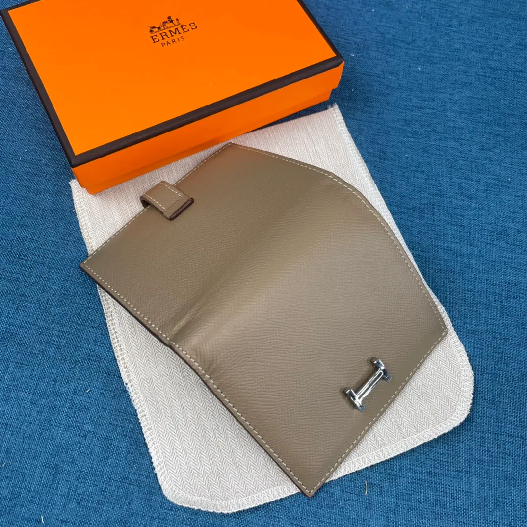 [Hermes original order] p230💰 Hermès new solid color leather pocket vertical wallet 💋Counter copy, original hardware, original OEM code inside 💋Soft feel 🎉Oil edges are straight and smooth, compare with the counter 💋Material: imported palm print cowhide 💋Size: 10*12CM. 💋Model: 5120 palm print