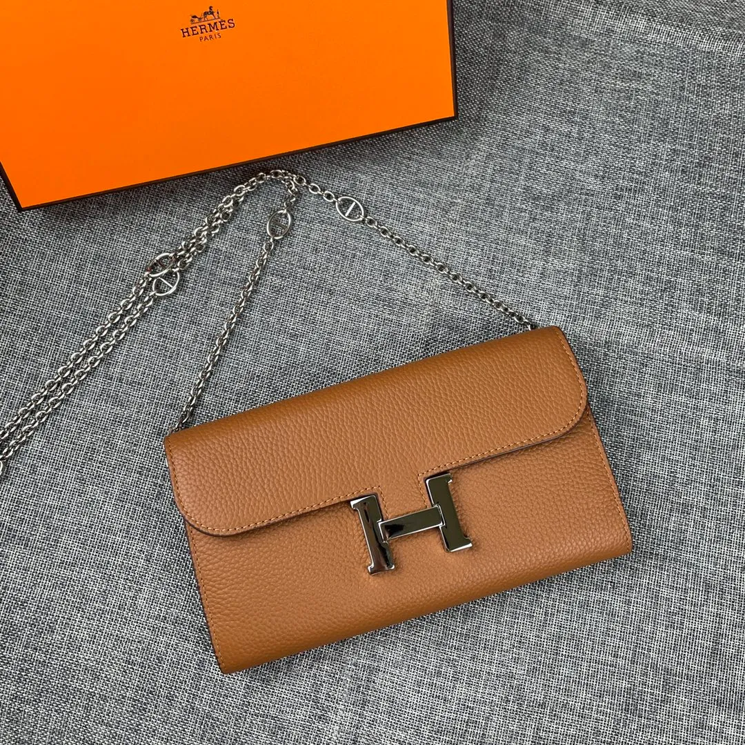 Hermes Constance p310💰 Hermes model: 9852 Togo leather silver chain size: 22*11cm 🇫🇷Overseas🇫🇷Imported Togo cowhide with original OEM code inside, soft and comfortable to the touch. The original replica is matched with silver hardware, exquisite and elegant, and the oil edge is straight and smooth🎈There are two large note slots, a zipper pocket, and 12 card slots🚚The silver chain is 120cm long