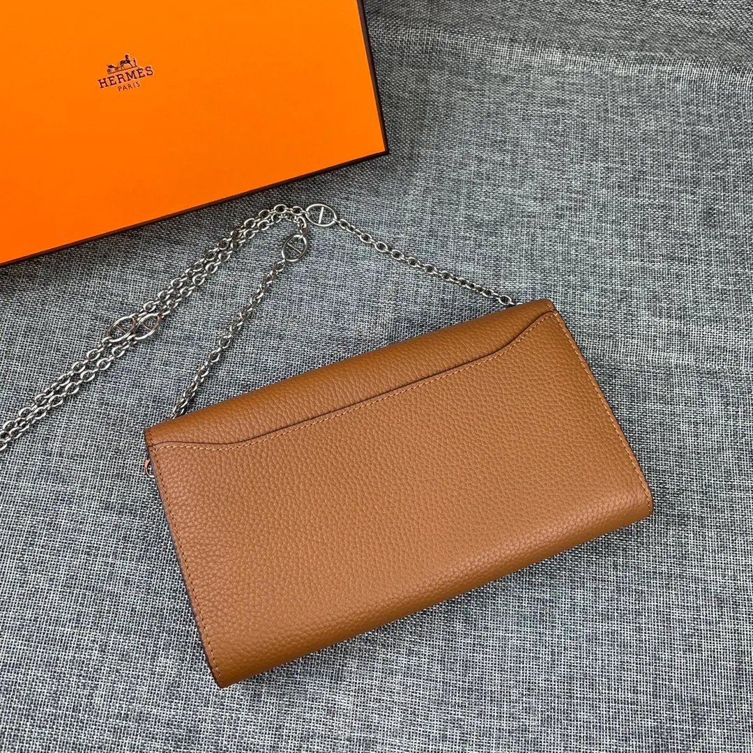 Hermes Constance p310💰 Hermes model: 9852 Togo leather silver chain size: 22*11cm 🇫🇷Overseas🇫🇷Imported Togo cowhide with original OEM code inside, soft and comfortable to the touch. The original replica is matched with silver hardware, exquisite and elegant, and the oil edge is straight and smooth🎈There are two large note slots, a zipper pocket, and 12 card slots🚚The silver chain is 120cm long