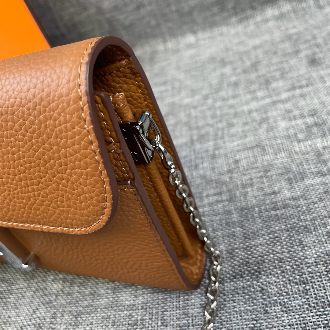 Hermes Constance p310💰 Hermes model: 9852 Togo leather silver chain size: 22*11cm 🇫🇷Overseas🇫🇷Imported Togo cowhide with original OEM code inside, soft and comfortable to the touch. The original replica is matched with silver hardware, exquisite and elegant, and the oil edge is straight and smooth🎈There are two large note slots, a zipper pocket, and 12 card slots🚚The silver chain is 120cm long