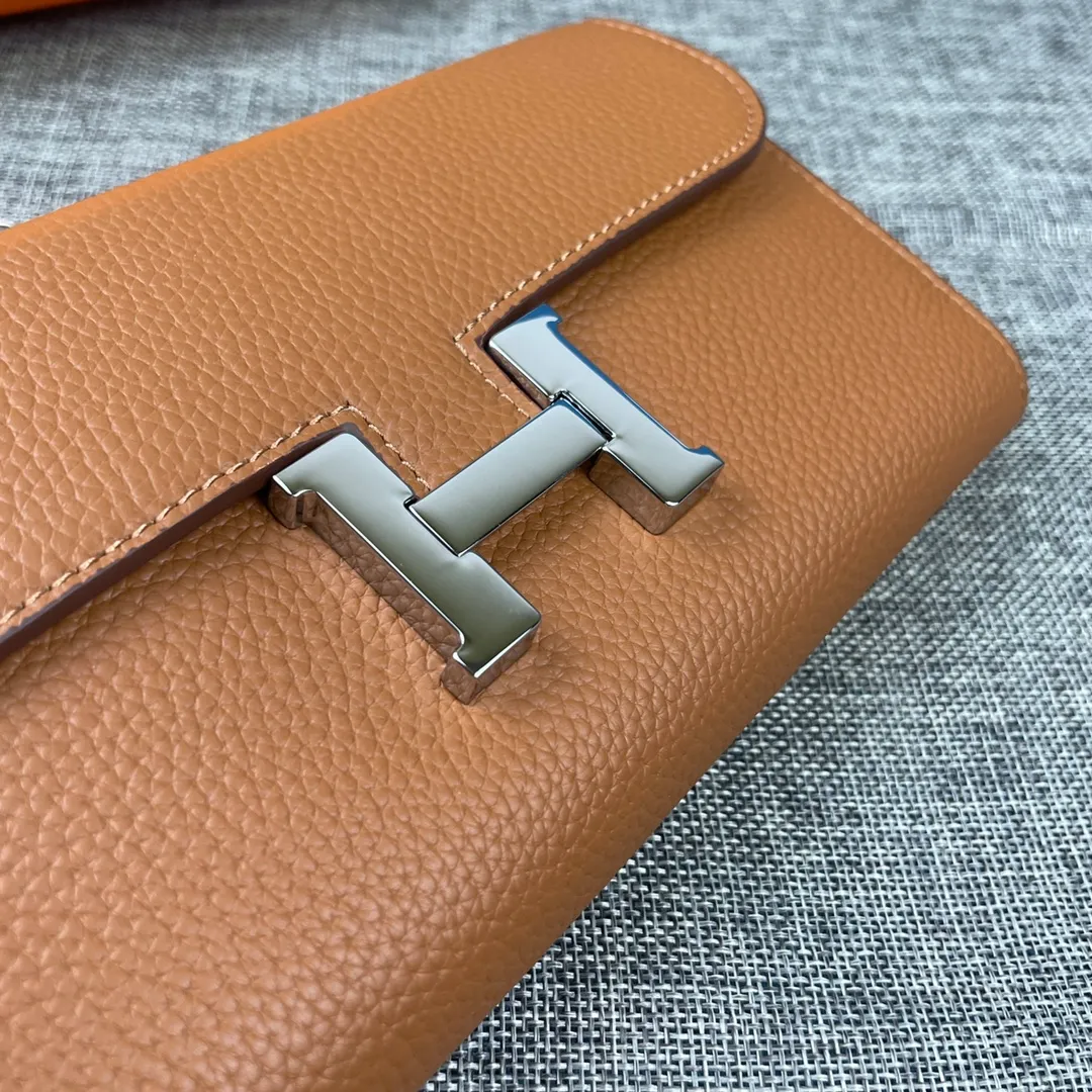 Hermes Constance p310💰 Hermes model: 9852 Togo leather silver chain size: 22*11cm 🇫🇷Overseas🇫🇷Imported Togo cowhide with original OEM code inside, soft and comfortable to the touch. The original replica is matched with silver hardware, exquisite and elegant, and the oil edge is straight and smooth🎈There are two large note slots, a zipper pocket, and 12 card slots🚚The silver chain is 120cm long
