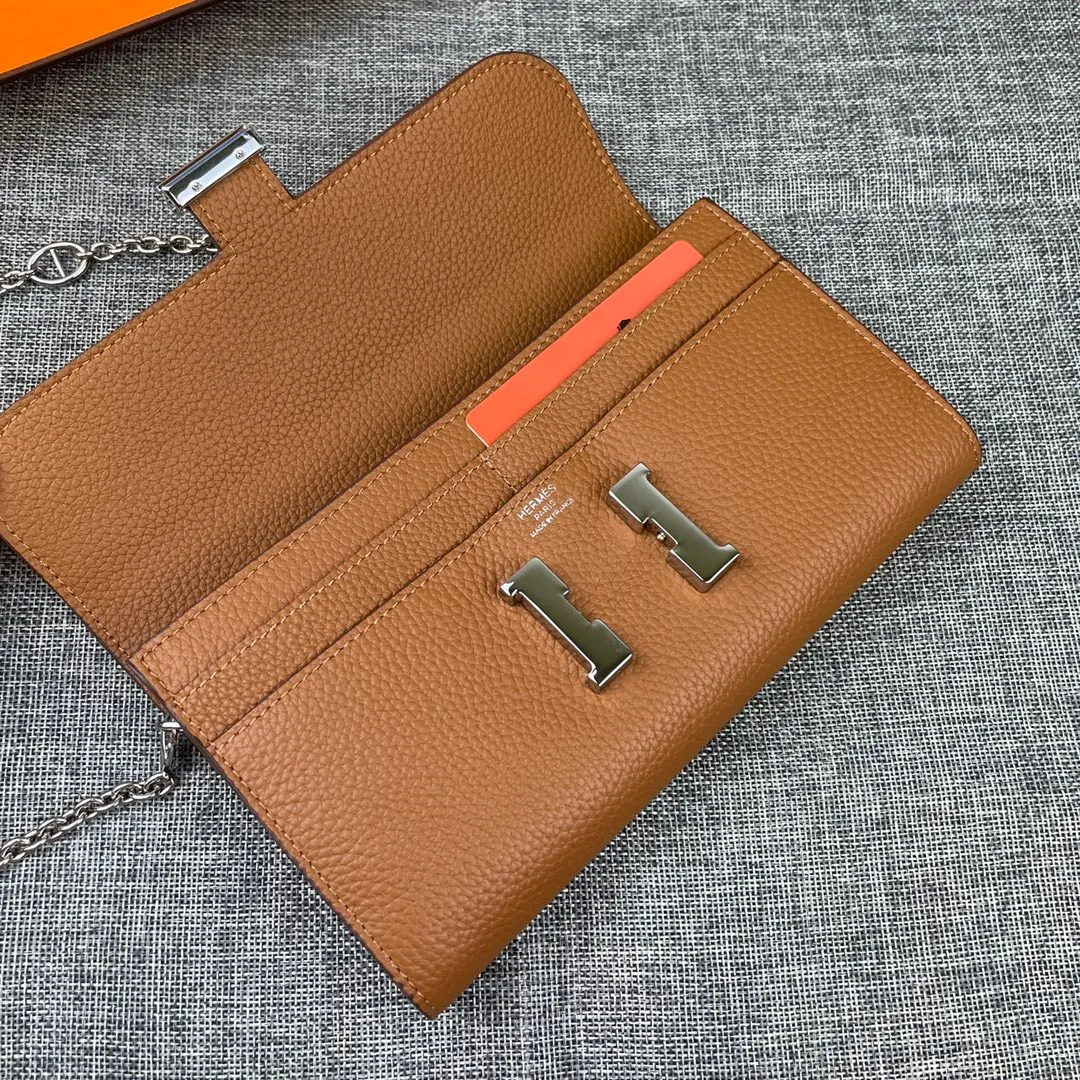 Hermes Constance p310💰 Hermes model: 9852 Togo leather silver chain size: 22*11cm 🇫🇷Overseas🇫🇷Imported Togo cowhide with original OEM code inside, soft and comfortable to the touch. The original replica is matched with silver hardware, exquisite and elegant, and the oil edge is straight and smooth🎈There are two large note slots, a zipper pocket, and 12 card slots🚚The silver chain is 120cm long