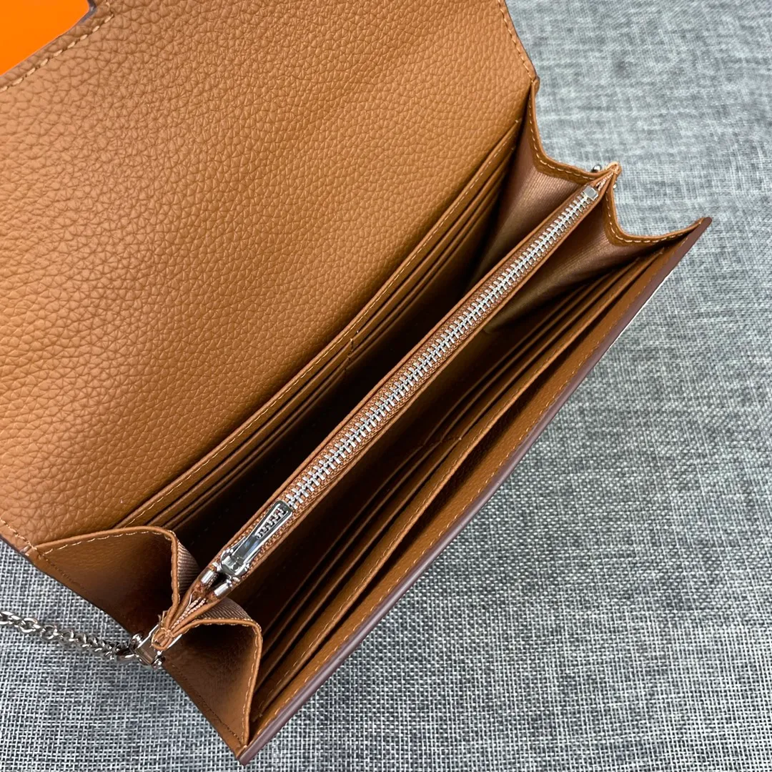 Hermes Constance p310💰 Hermes model: 9852 Togo leather silver chain size: 22*11cm 🇫🇷Overseas🇫🇷Imported Togo cowhide with original OEM code inside, soft and comfortable to the touch. The original replica is matched with silver hardware, exquisite and elegant, and the oil edge is straight and smooth🎈There are two large note slots, a zipper pocket, and 12 card slots🚚The silver chain is 120cm long