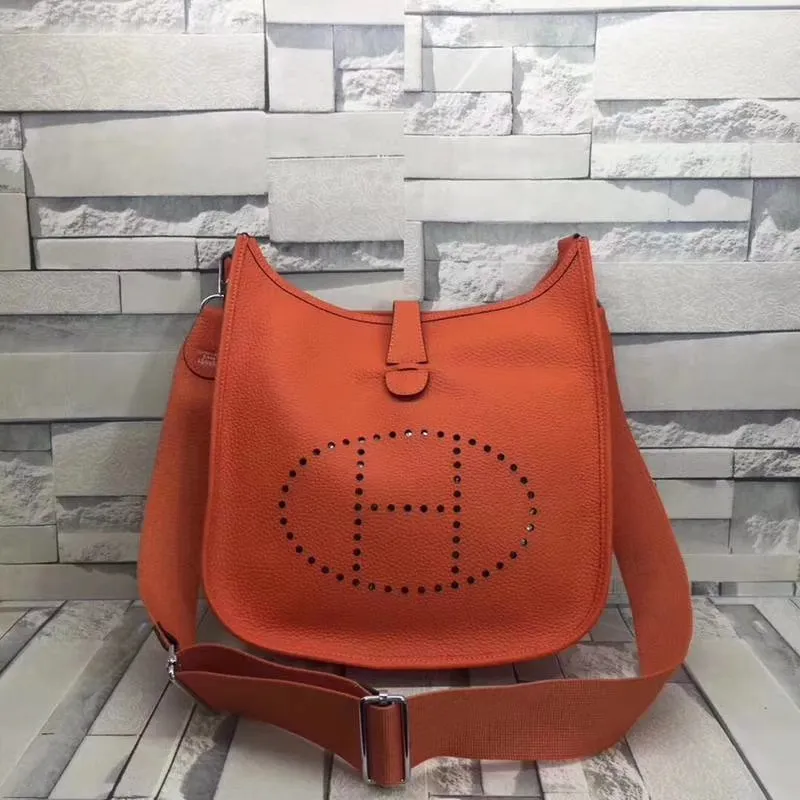 Batch 660💰💅 Hermes Evelyne crossbody bag, model number 166817. It is custom-made from first-layer cowhide. The shoulder strap can be adjusted. This novel and unique Evelyne is suitable for both men and women. It is not only because of the characteristics of the bag itself, but also because of the surprise it brings to the user. The biggest feature is its hollow H shape. This hollow has two purposes. One is to highlight the novelty of the design, and the other is to increase the recognition of the bag. The big hollow H makes it easy to tell that it is a Hermès Eveline satchel. [Real pictures] Size 30*28*10