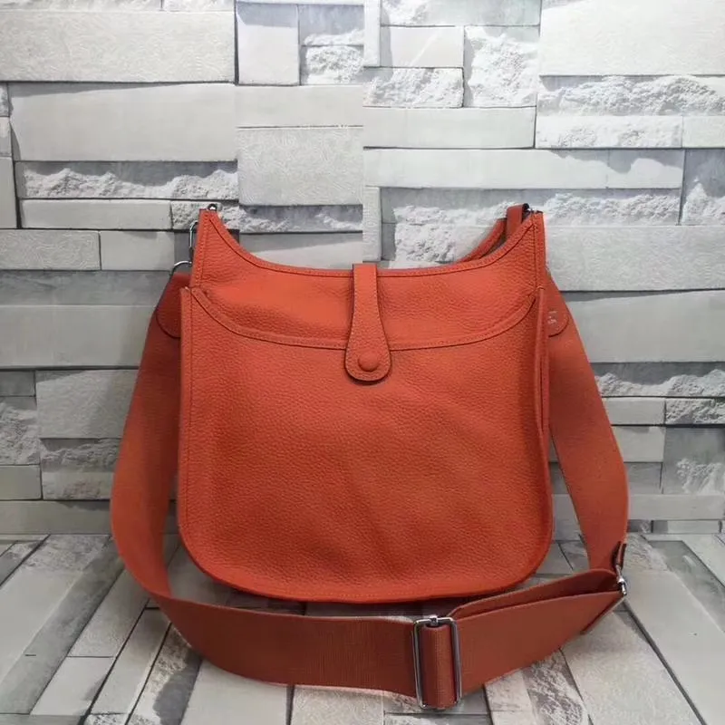 Batch 660💰💅 Hermes Evelyne crossbody bag, model number 166817. It is custom-made from first-layer cowhide. The shoulder strap can be adjusted. This novel and unique Evelyne is suitable for both men and women. It is not only because of the characteristics of the bag itself, but also because of the surprise it brings to the user. The biggest feature is its hollow H shape. This hollow has two purposes. One is to highlight the novelty of the design, and the other is to increase the recognition of the bag. The big hollow H makes it easy to tell that it is a Hermès Eveline satchel. [Real pictures] Size 30*28*10