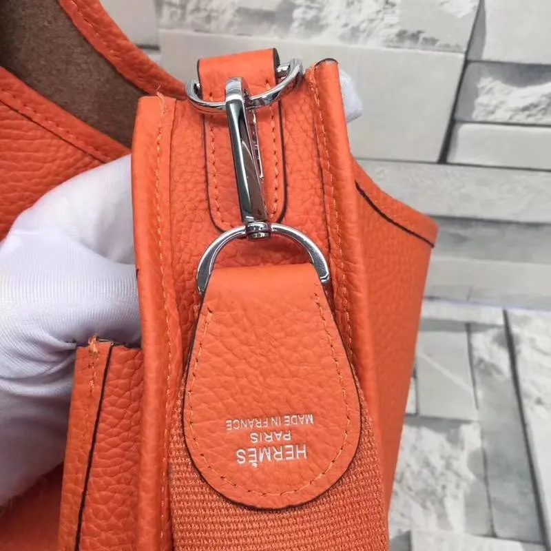 Batch 660💰💅 Hermes Evelyne crossbody bag, model number 166817. It is custom-made from first-layer cowhide. The shoulder strap can be adjusted. This novel and unique Evelyne is suitable for both men and women. It is not only because of the characteristics of the bag itself, but also because of the surprise it brings to the user. The biggest feature is its hollow H shape. This hollow has two purposes. One is to highlight the novelty of the design, and the other is to increase the recognition of the bag. The big hollow H makes it easy to tell that it is a Hermès Eveline satchel. [Real pictures] Size 30*28*10