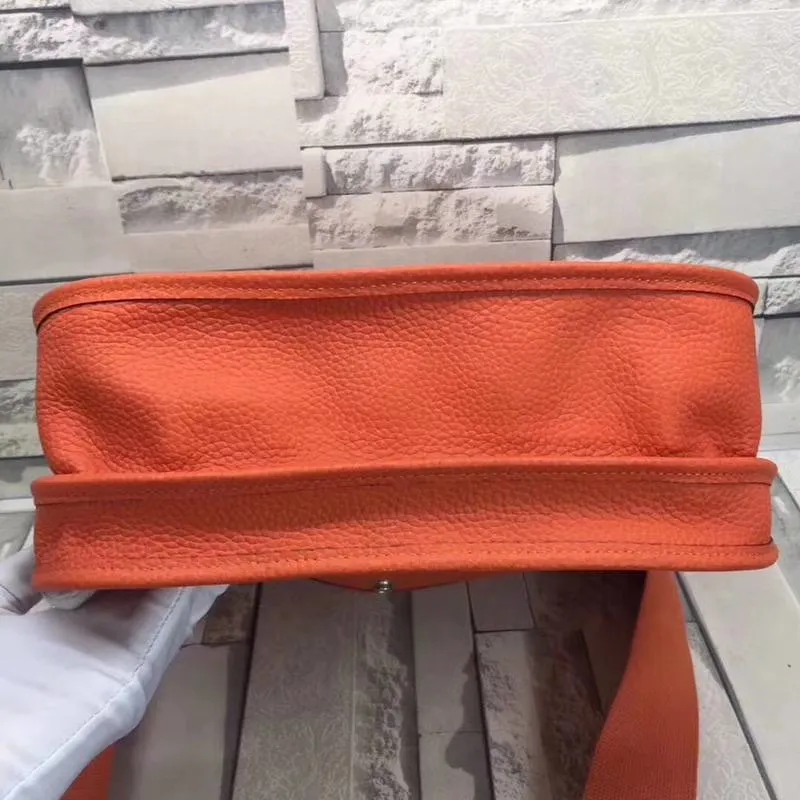 Batch 660💰💅 Hermes Evelyne crossbody bag, model number 166817. It is custom-made from first-layer cowhide. The shoulder strap can be adjusted. This novel and unique Evelyne is suitable for both men and women. It is not only because of the characteristics of the bag itself, but also because of the surprise it brings to the user. The biggest feature is its hollow H shape. This hollow has two purposes. One is to highlight the novelty of the design, and the other is to increase the recognition of the bag. The big hollow H makes it easy to tell that it is a Hermès Eveline satchel. [Real pictures] Size 30*28*10
