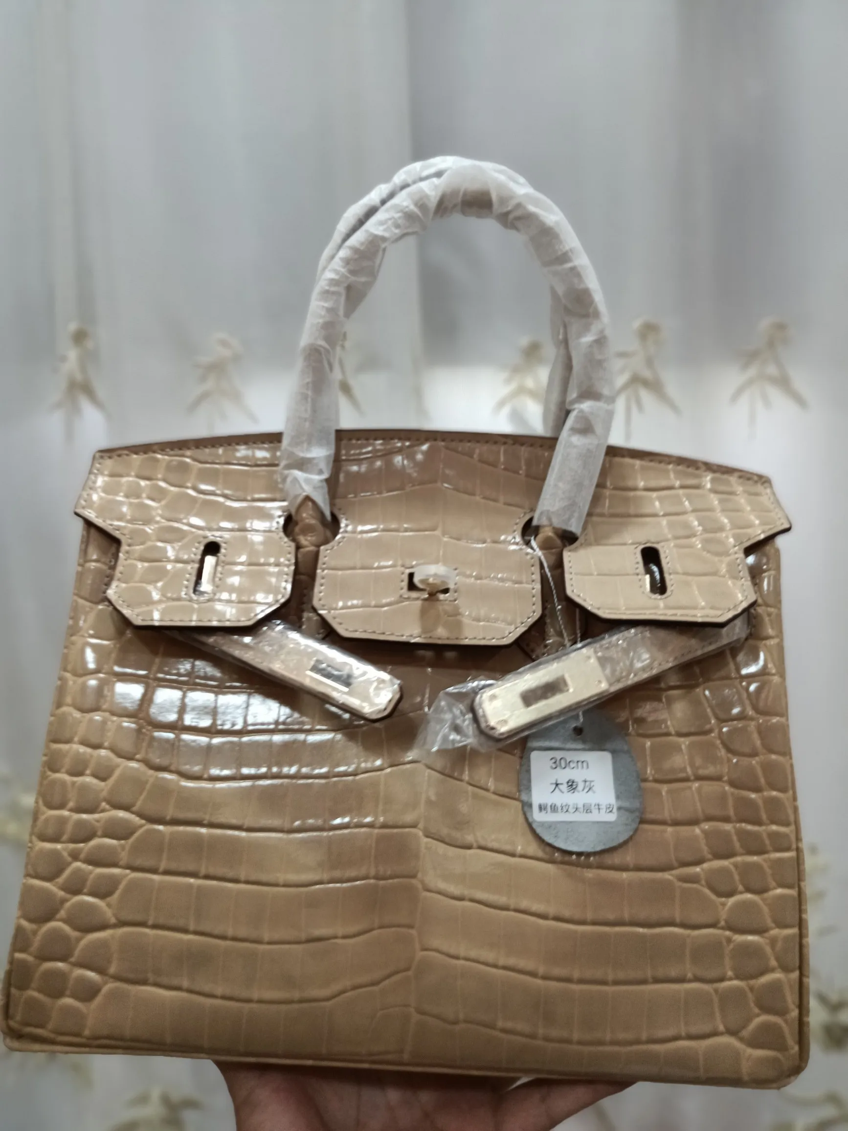 Hot model debuts, price has been adjusted💰800/380/360💥Hermes/Hermes💥Official classic production💋Platinum crocodile pattern💋Original quality coming👉Using imported crocodile pattern cowhide , with pure 24k original hardware💎Size: large 35*25*18cm/medium 30*22*16cm/small 25* 20*14cm👛Excellent workmanship👏👏Legendary slow work and careful work💓Real pictures taken💓Classic beauty worth owning💃🏻💃🏻💃🏻