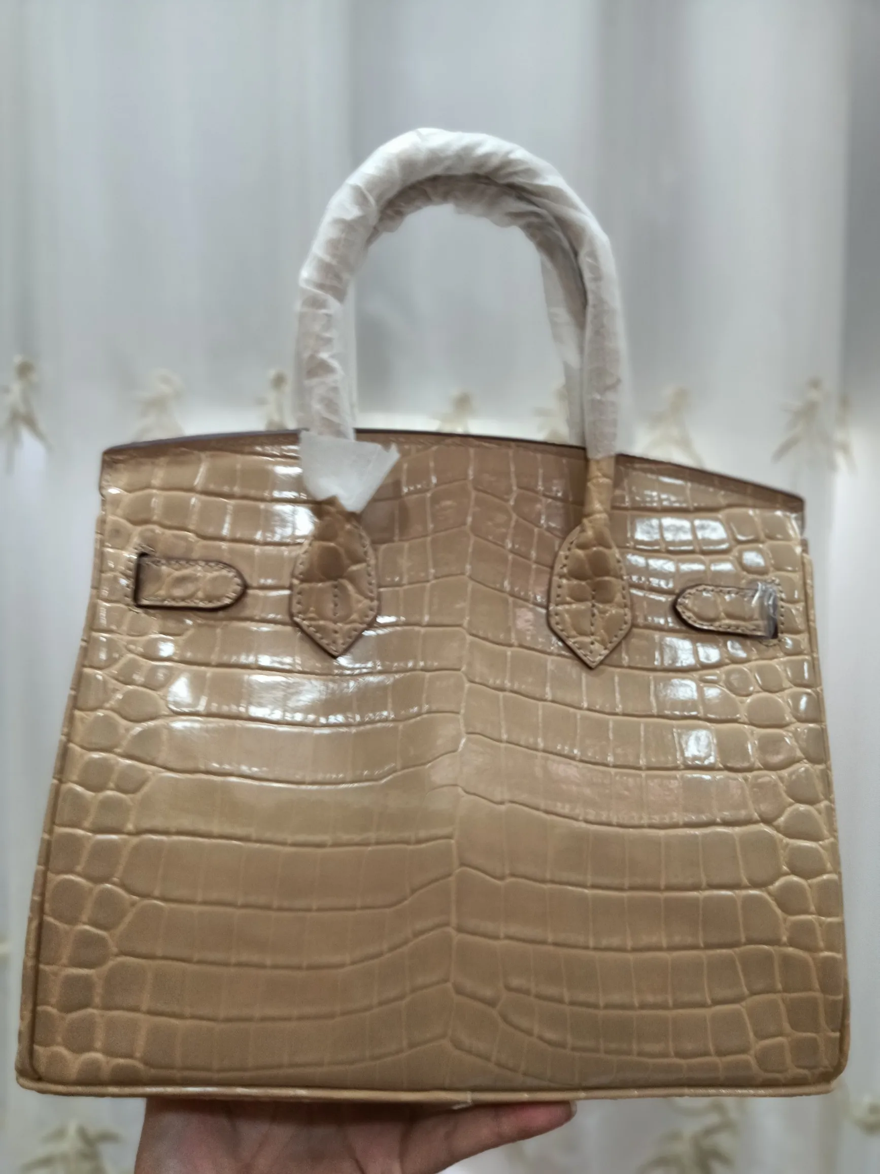 Hot model debuts, price has been adjusted💰800/380/360💥Hermes/Hermes💥Official classic production💋Platinum crocodile pattern💋Original quality coming👉Using imported crocodile pattern cowhide , with pure 24k original hardware💎Size: large 35*25*18cm/medium 30*22*16cm/small 25* 20*14cm👛Excellent workmanship👏👏Legendary slow work and careful work💓Real pictures taken💓Classic beauty worth owning💃🏻💃🏻💃🏻