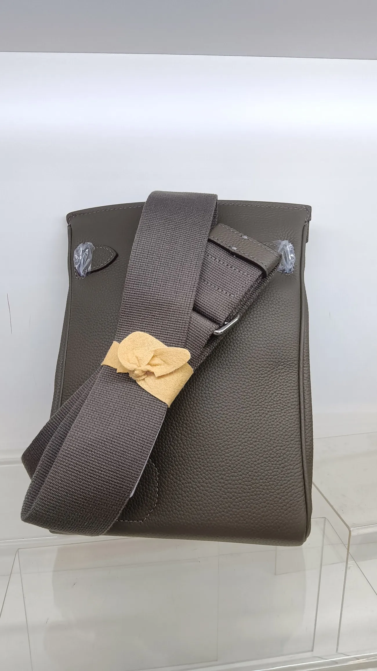 1080💰, pewter gray, original tog0 cowhide chest bag with silver buckle hardware shipped, size: 17.5×8×26cm