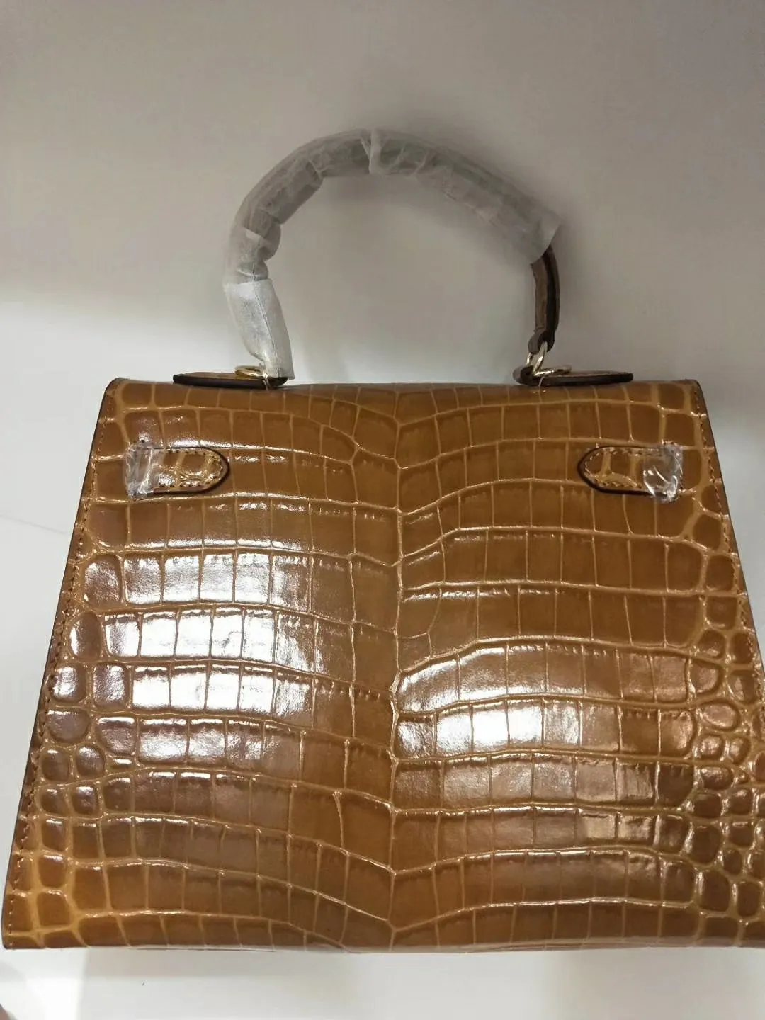 Batch 50cmP640, 28cmP680💅💅🎈Hermes 🎈Hermes 😱Classic Kelly crocodile pattern Original first-layer cowhide leather inner sheepskin [strong] Original steel hardware Selected crocodile pattern Exquisite workmanship Detailed quality depends on the real thing and the picture Original workmanship Comes with a long shoulder strap Reasonable price Classic coming [Seduce] The picture above must sell [Victory] Size: 25×20×10cm, 28×23×13cm