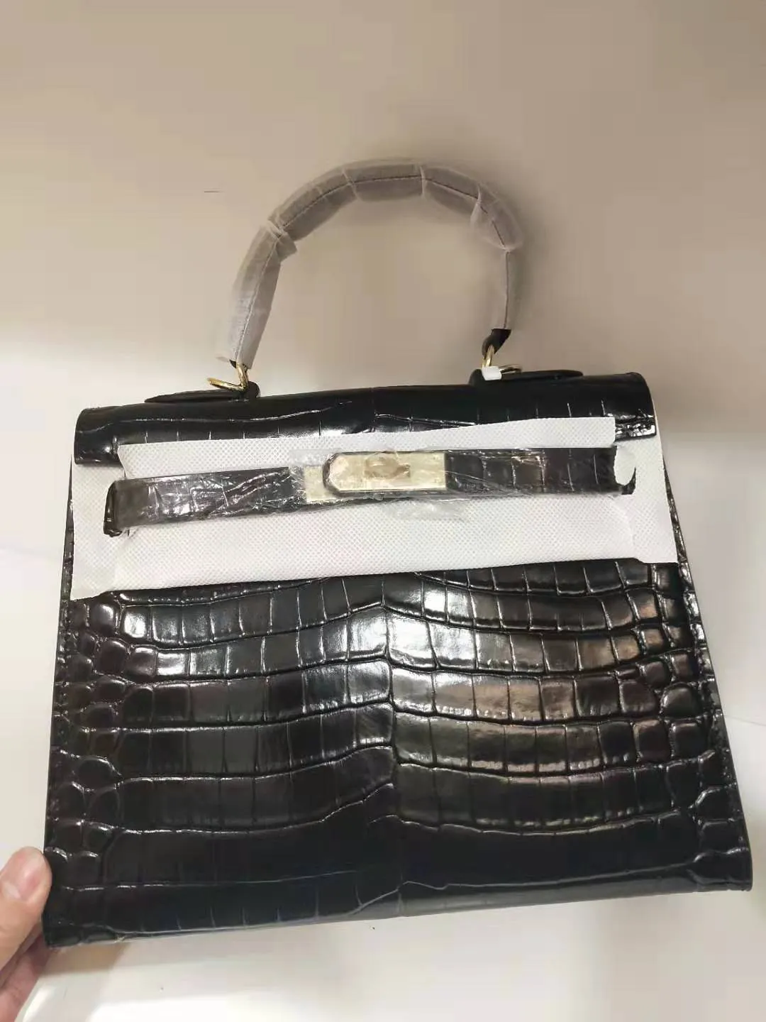 Batch 50cmP640, 28cmP680💅💅🎈Hermes 🎈Hermes 😱Classic Kelly crocodile pattern Original first-layer cowhide leather inner sheepskin [strong] Original steel hardware Selected crocodile pattern Exquisite workmanship Detailed quality depends on the real thing and the picture Original workmanship Comes with a long shoulder strap Reasonable price Classic coming [Seduce] The picture above must sell [Victory] Size: 25×20×10cm, 28×23×13cm
