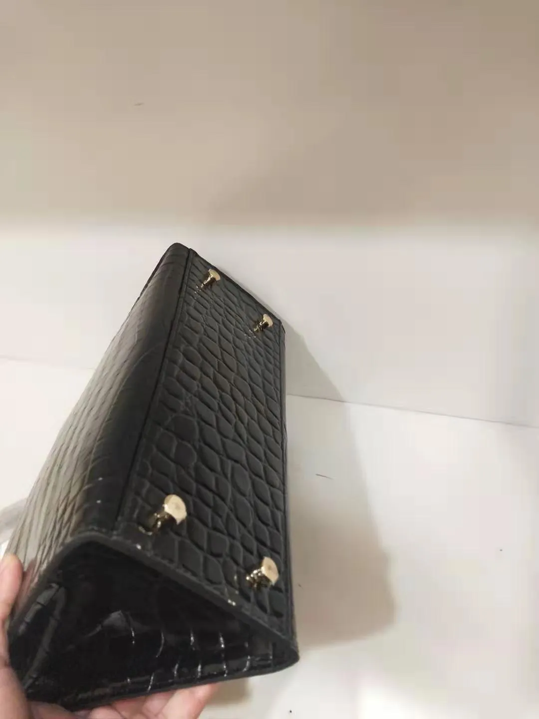 Batch 50cmP640, 28cmP680💅💅🎈Hermes 🎈Hermes 😱Classic Kelly crocodile pattern Original first-layer cowhide leather inner sheepskin [strong] Original steel hardware Selected crocodile pattern Exquisite workmanship Detailed quality depends on the real thing and the picture Original workmanship Comes with a long shoulder strap Reasonable price Classic coming [Seduce] The picture above must sell [Victory] Size: 25×20×10cm, 28×23×13cm