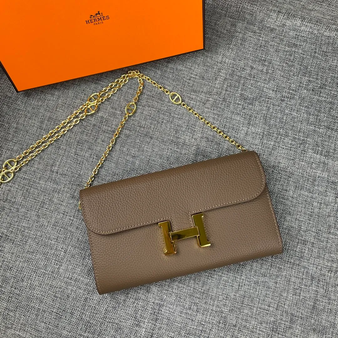 Hermes Constance p310💰 Hermes model: 9852 gold chain togo leather size: 22*11cm 🇫🇷Overseas🇫🇷Imported Togo cowhide, with original OEM code inside, soft and comfortable to the touch. The original replica is matched with silver hardware, exquisite and elegant, and the oil edge is straight and smooth🎈There are two large note slots, a zipper pocket, and 12 card slots🚚The gold chain is 120cm long