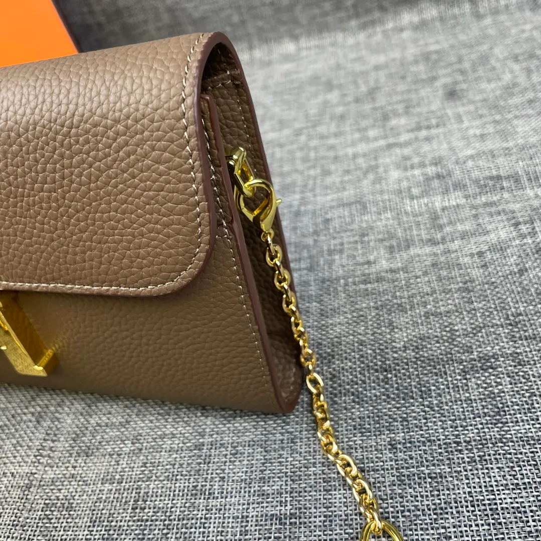 Hermes Constance p310💰 Hermes model: 9852 gold chain togo leather size: 22*11cm 🇫🇷Overseas🇫🇷Imported Togo cowhide, with original OEM code inside, soft and comfortable to the touch. The original replica is matched with silver hardware, exquisite and elegant, and the oil edge is straight and smooth🎈There are two large note slots, a zipper pocket, and 12 card slots🚚The gold chain is 120cm long