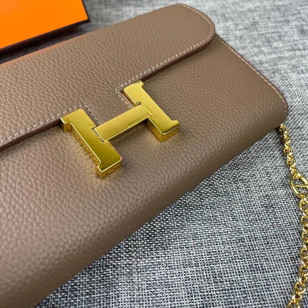 Hermes Constance p310💰 Hermes model: 9852 gold chain togo leather size: 22*11cm 🇫🇷Overseas🇫🇷Imported Togo cowhide, with original OEM code inside, soft and comfortable to the touch. The original replica is matched with silver hardware, exquisite and elegant, and the oil edge is straight and smooth🎈There are two large note slots, a zipper pocket, and 12 card slots🚚The gold chain is 120cm long