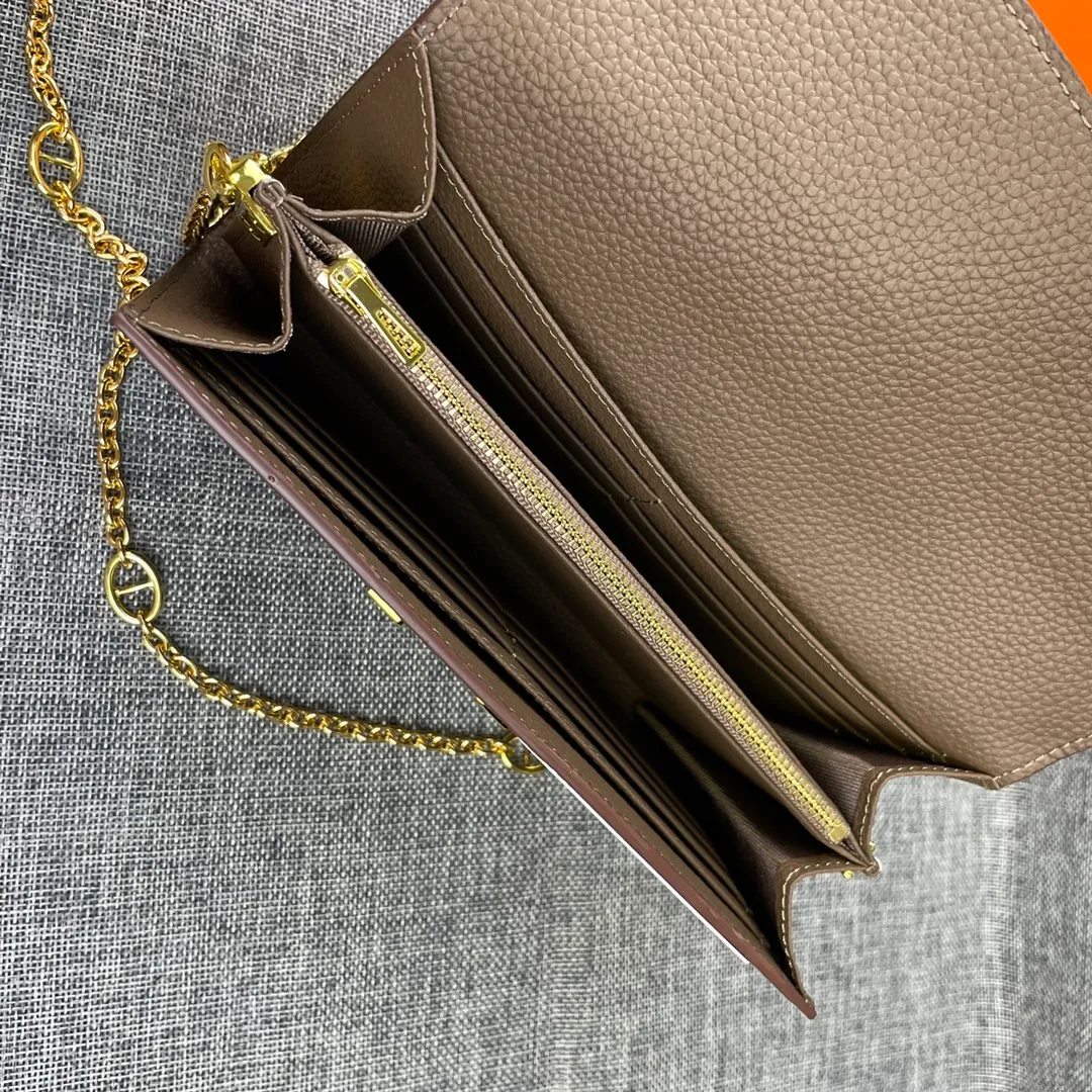 Hermes Constance p310💰 Hermes model: 9852 gold chain togo leather size: 22*11cm 🇫🇷Overseas🇫🇷Imported Togo cowhide, with original OEM code inside, soft and comfortable to the touch. The original replica is matched with silver hardware, exquisite and elegant, and the oil edge is straight and smooth🎈There are two large note slots, a zipper pocket, and 12 card slots🚚The gold chain is 120cm long