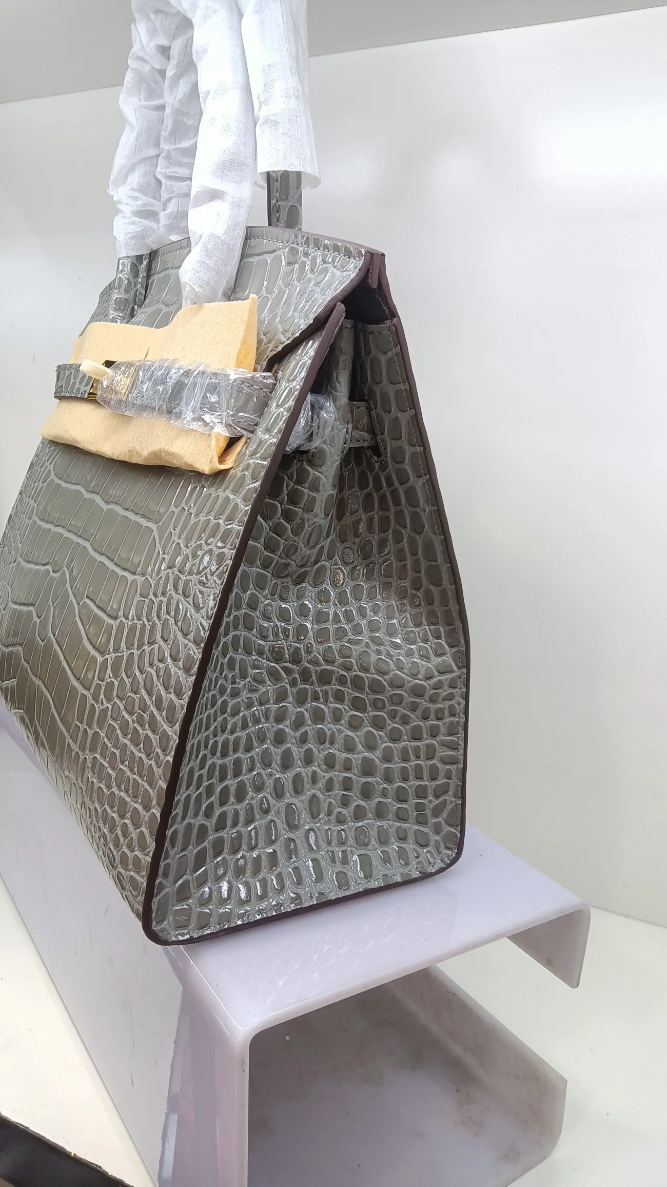 760💰 Crocodile pattern cowhide with oil edges: color in picture, gray, no holes, with long shoulder strap, size 30X13X26cm