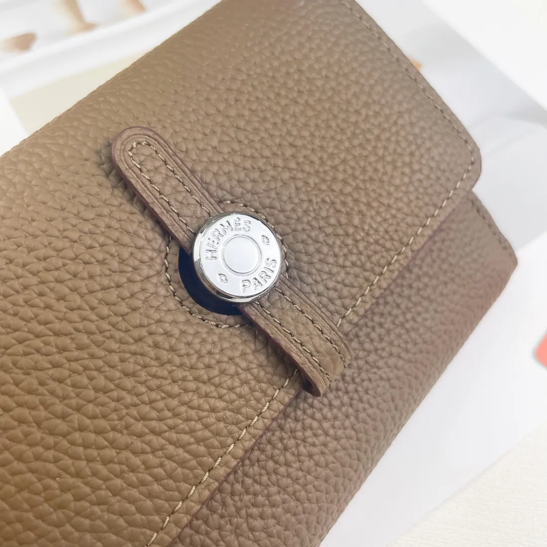 [Hermes new wallet]💰250 Model: H230 silver buckle Dimensions: length 13.5x width 10.5x thickness 2 cm Made of togo calfskin, equipped with 10 card slots, 1 banknote pocket, palladium-plated lock buckle, exquisite and perfect workmanship, original OEM code inside