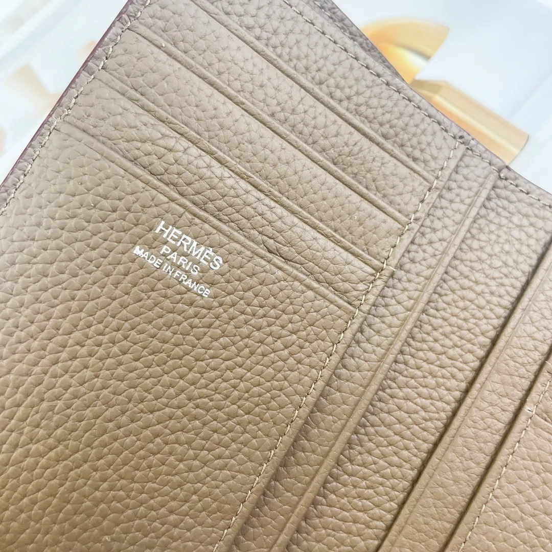 [Hermes new wallet]💰250 Model: H230 silver buckle Dimensions: length 13.5x width 10.5x thickness 2 cm Made of togo calfskin, equipped with 10 card slots, 1 banknote pocket, palladium-plated lock buckle, exquisite and perfect workmanship, original OEM code inside