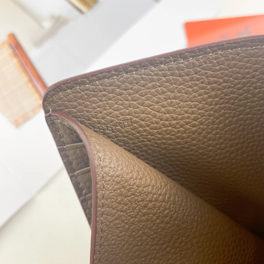 [Hermes new wallet]💰250 Model: H230 silver buckle Dimensions: length 13.5x width 10.5x thickness 2 cm Made of togo calfskin, equipped with 10 card slots, 1 banknote pocket, palladium-plated lock buckle, exquisite and perfect workmanship, original OEM code inside