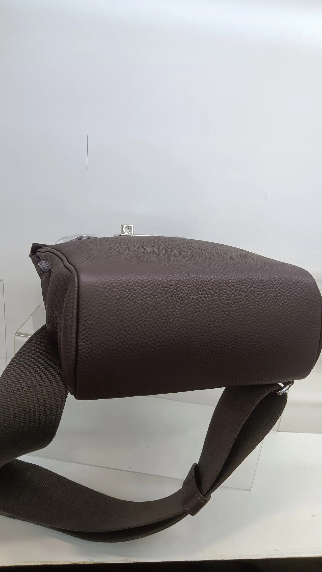 1080💰, ebony color, original tog0 cowhide chest bag with silver buckle hardware shipped, size: 17.5×8×26cm
