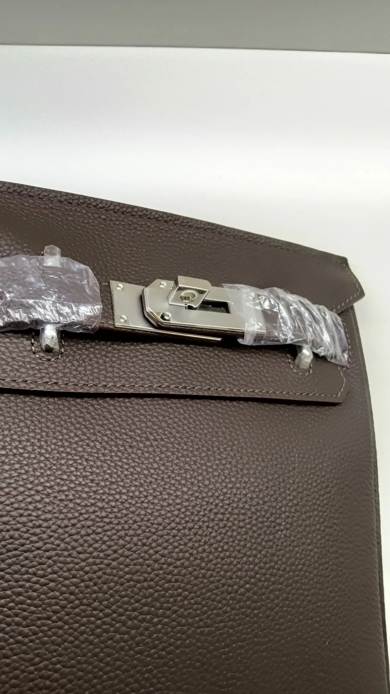 1080💰, ebony color, original tog0 cowhide chest bag with silver buckle hardware shipped, size: 17.5×8×26cm
