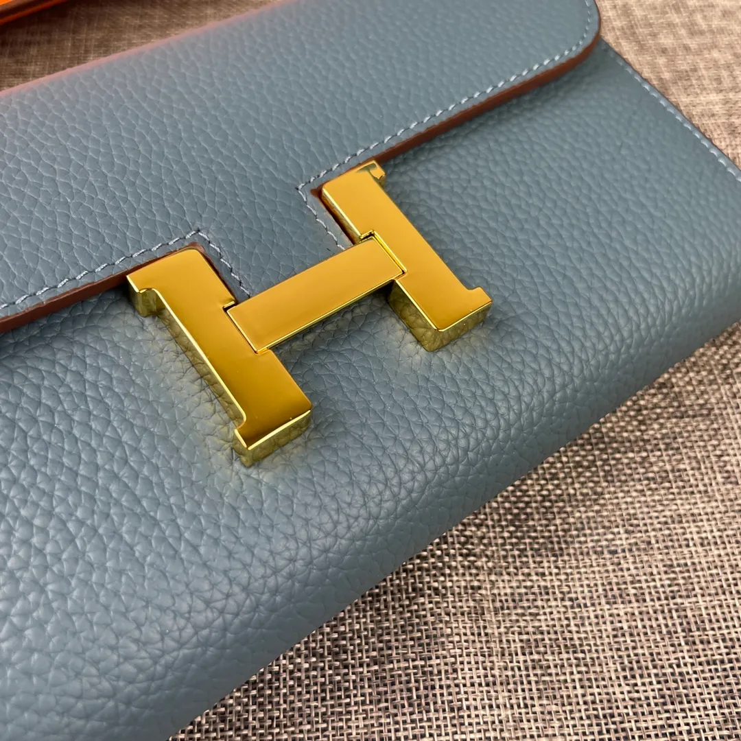Hermes Constance p270💰 Hermes model: 539 gold buckle togo leather size: 22*11cm 🇫🇷Overseas🇫🇷Imported Togo cowhide, soft and comfortable to the touch. The original replica is matched with gold hardware and has the original OEM code inside. It is exquisite and elegant, and the oil edges are straight and smooth🎈There are two large note slots, a zipper pocket, and 12 card slots inside🚚