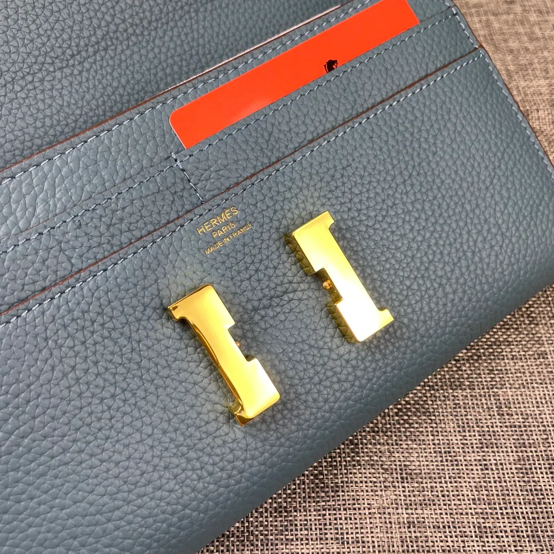 Hermes Constance p270💰 Hermes model: 539 gold buckle togo leather size: 22*11cm 🇫🇷Overseas🇫🇷Imported Togo cowhide, soft and comfortable to the touch. The original replica is matched with gold hardware and has the original OEM code inside. It is exquisite and elegant, and the oil edges are straight and smooth🎈There are two large note slots, a zipper pocket, and 12 card slots inside🚚