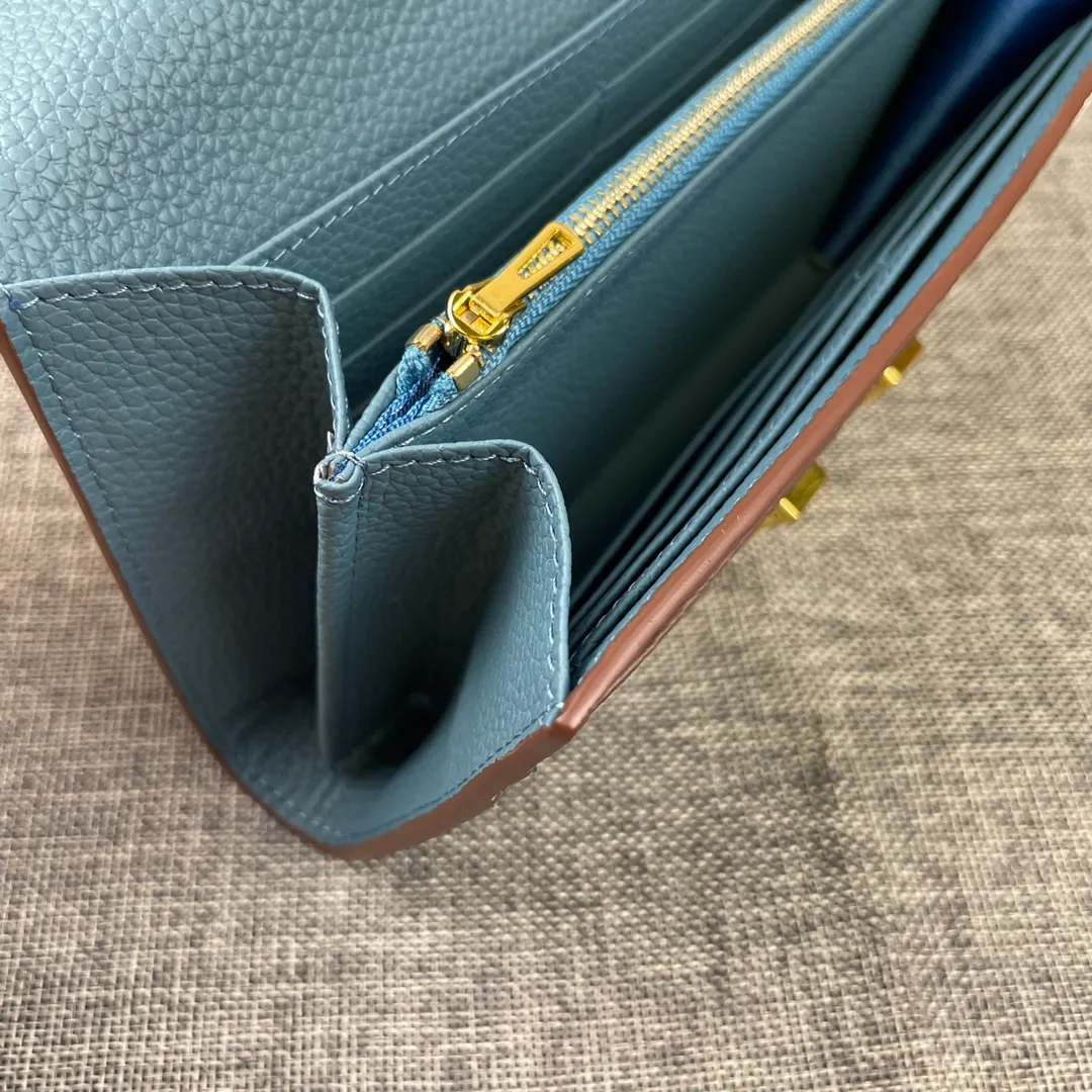 Hermes Constance p270💰 Hermes model: 539 gold buckle togo leather size: 22*11cm 🇫🇷Overseas🇫🇷Imported Togo cowhide, soft and comfortable to the touch. The original replica is matched with gold hardware and has the original OEM code inside. It is exquisite and elegant, and the oil edges are straight and smooth🎈There are two large note slots, a zipper pocket, and 12 card slots inside🚚