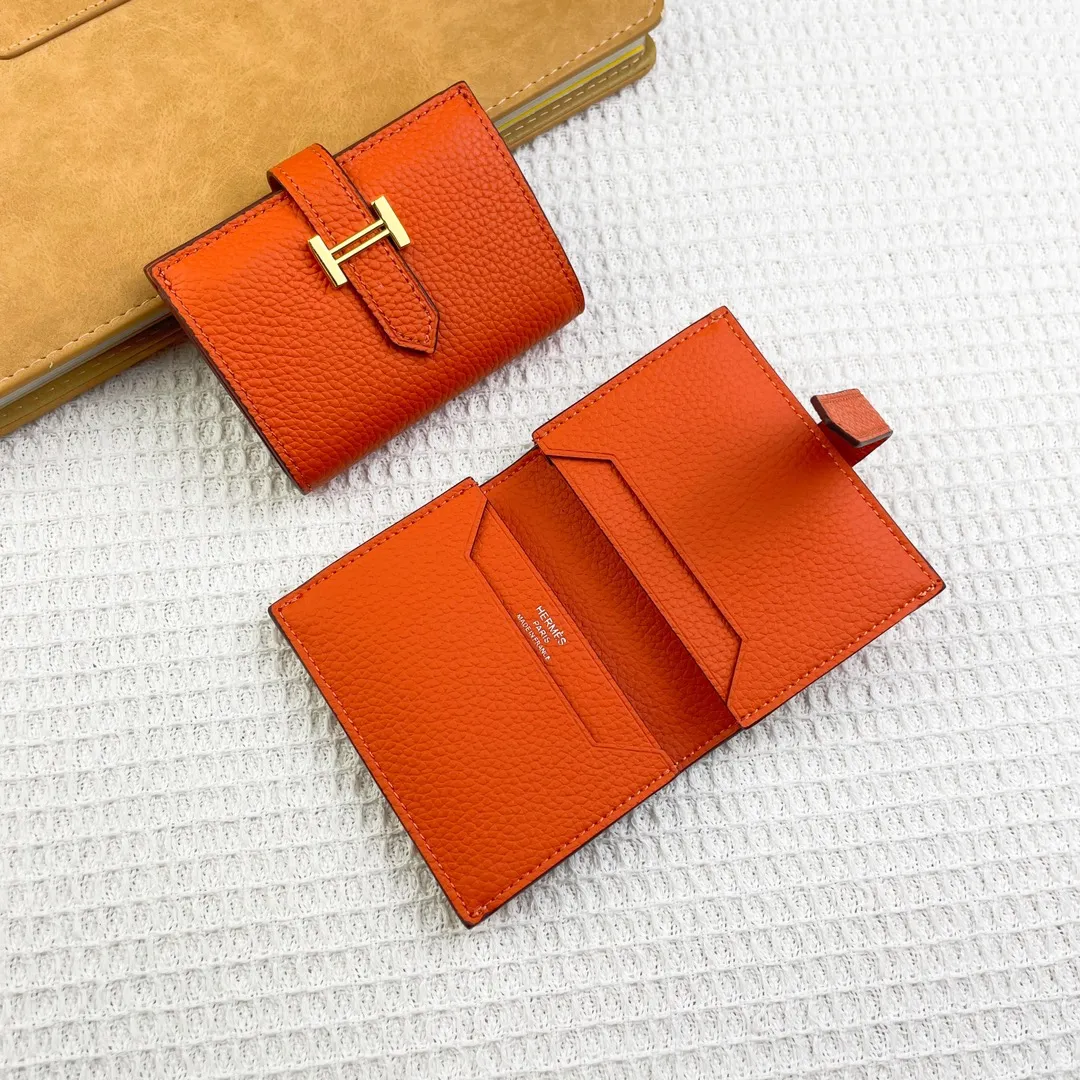 Hermès newly upgraded ♥️Original quality p190💰 HERMES card holder💋Business card holder Material: original togo cowhide Size: 10cm*7.5cm Model: 0511 pebbled pattern Description: First layer of cowhide inside and outside, oil edges are straight and smooth💃Belt buckle, simple and elegant🏭Exquisite and beautiful workmanship🎈Original OEM code inside