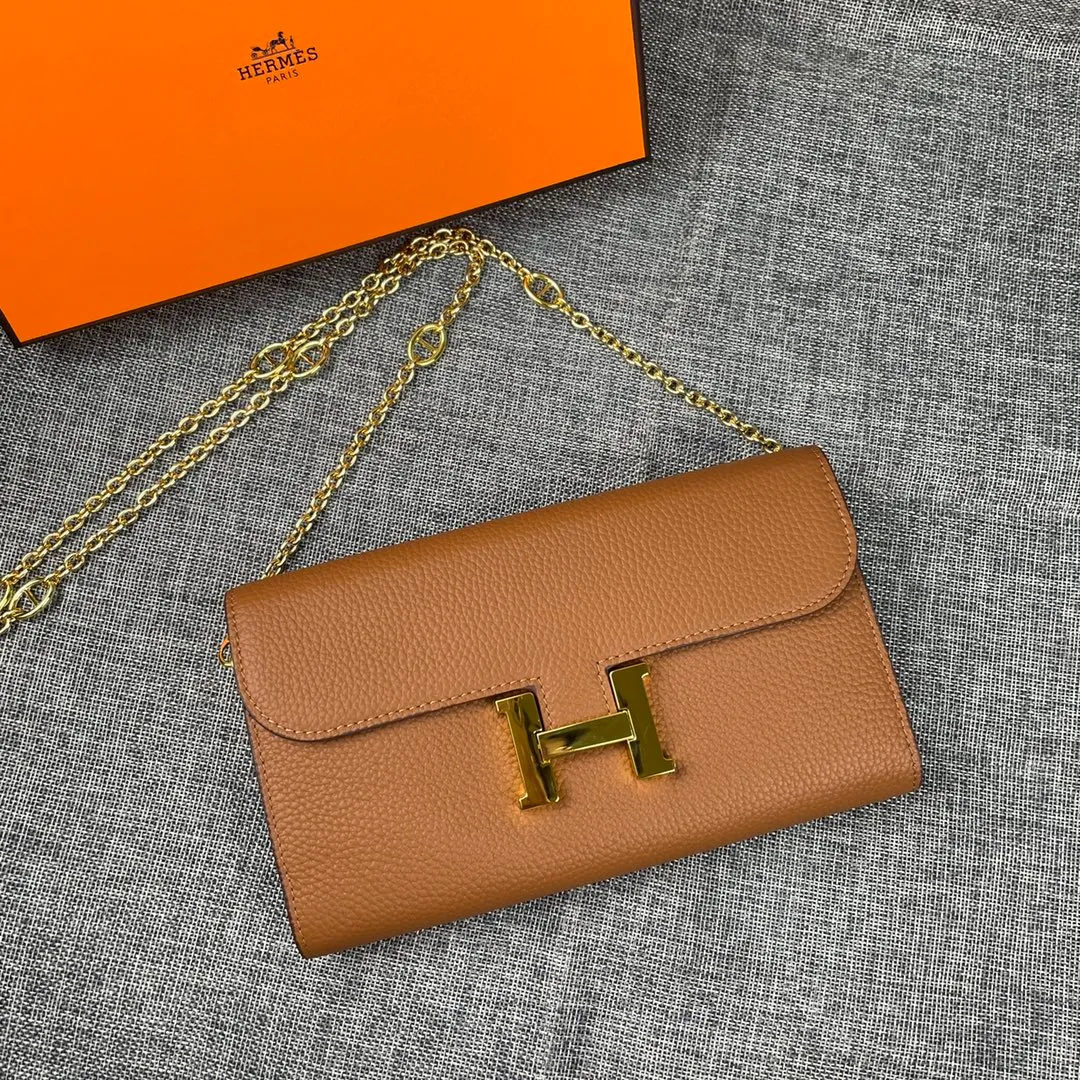 Hermes Constance p310💰 Hermes model: 9852 gold chain togo leather size: 22*11cm 🇫🇷Overseas🇫🇷Imported Togo cowhide, with original OEM code inside, soft and comfortable to the touch. The original replica is matched with silver hardware, exquisite and elegant, and the oil edge is straight and smooth🎈There are two large note slots, a zipper pocket, and 12 card slots🚚The gold chain is 120cm long