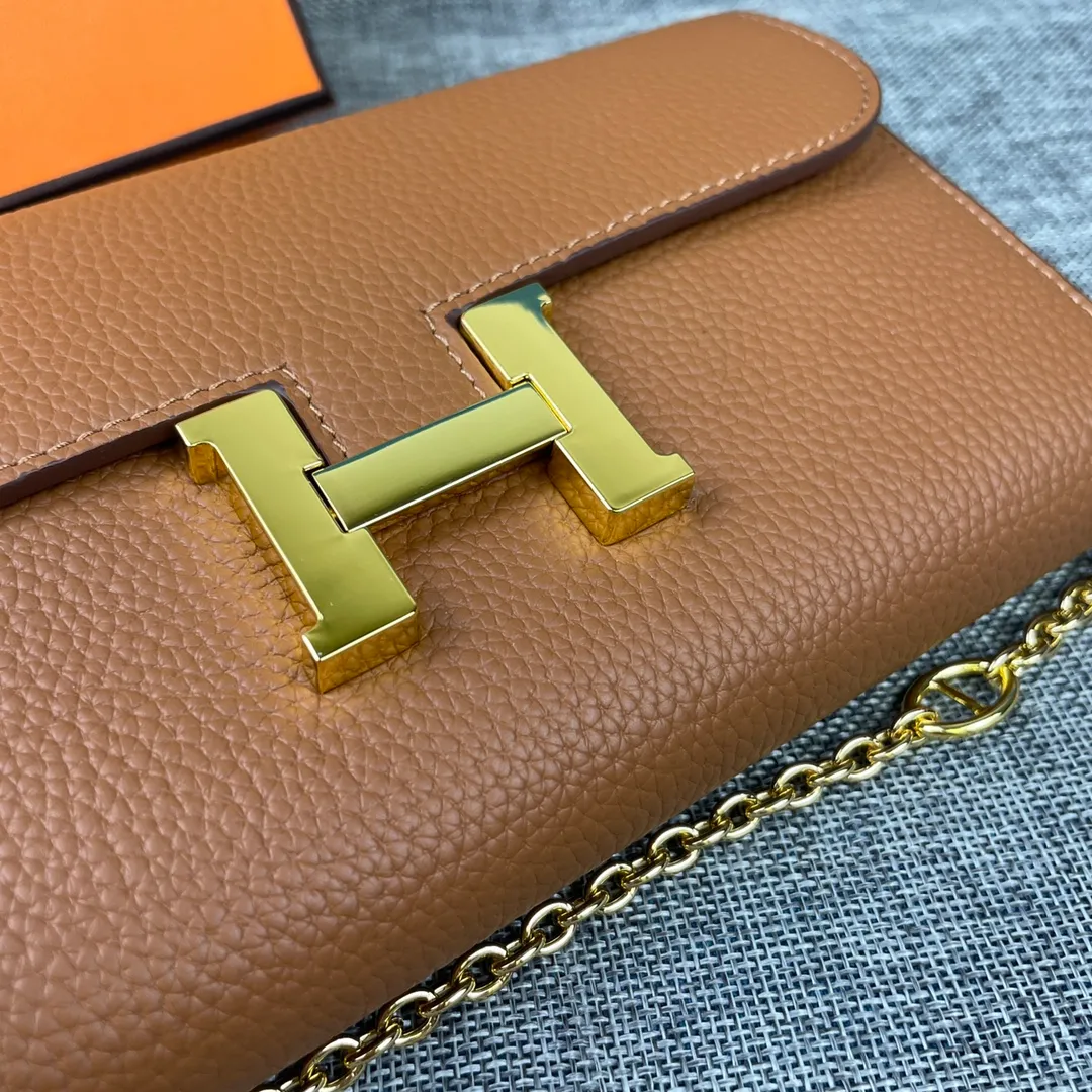 Hermes Constance p310💰 Hermes model: 9852 gold chain togo leather size: 22*11cm 🇫🇷Overseas🇫🇷Imported Togo cowhide, with original OEM code inside, soft and comfortable to the touch. The original replica is matched with silver hardware, exquisite and elegant, and the oil edge is straight and smooth🎈There are two large note slots, a zipper pocket, and 12 card slots🚚The gold chain is 120cm long