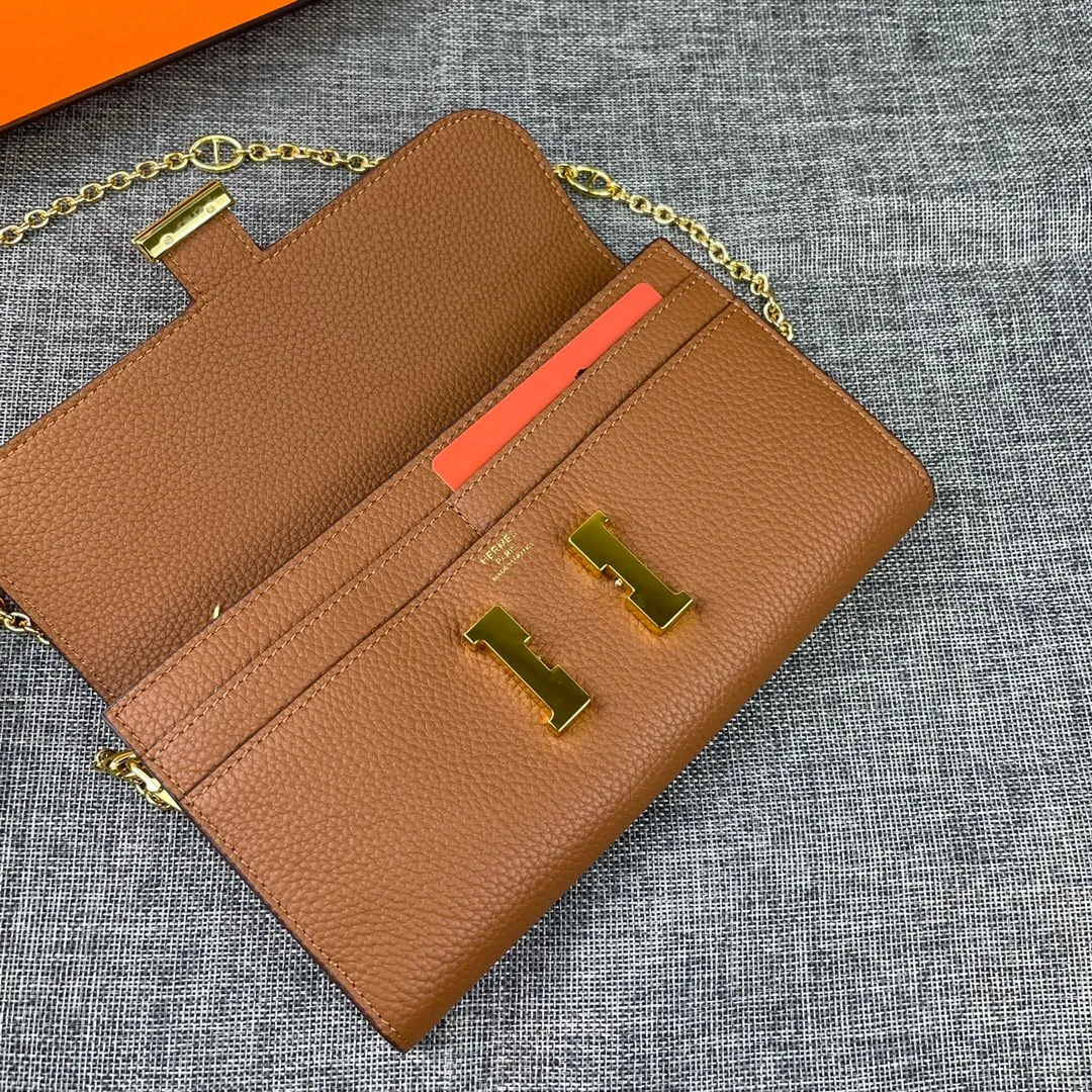 Hermes Constance p310💰 Hermes model: 9852 gold chain togo leather size: 22*11cm 🇫🇷Overseas🇫🇷Imported Togo cowhide, with original OEM code inside, soft and comfortable to the touch. The original replica is matched with silver hardware, exquisite and elegant, and the oil edge is straight and smooth🎈There are two large note slots, a zipper pocket, and 12 card slots🚚The gold chain is 120cm long