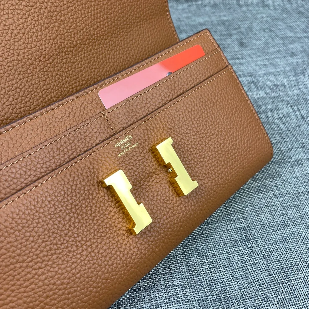 Hermes Constance p310💰 Hermes model: 9852 gold chain togo leather size: 22*11cm 🇫🇷Overseas🇫🇷Imported Togo cowhide, with original OEM code inside, soft and comfortable to the touch. The original replica is matched with silver hardware, exquisite and elegant, and the oil edge is straight and smooth🎈There are two large note slots, a zipper pocket, and 12 card slots🚚The gold chain is 120cm long