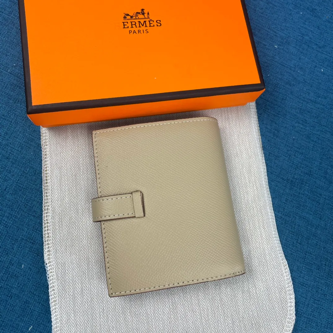 [Hermes original order] p230💰 Hermès new solid color leather pocket vertical wallet 💋Counter copy, original hardware, original OEM code inside 💋Soft feel 🎉Oil edges are straight and smooth, compare with the counter 💋Material: imported palm print cowhide 💋Size: 10*12CM. 💋Model: 5120 palm print