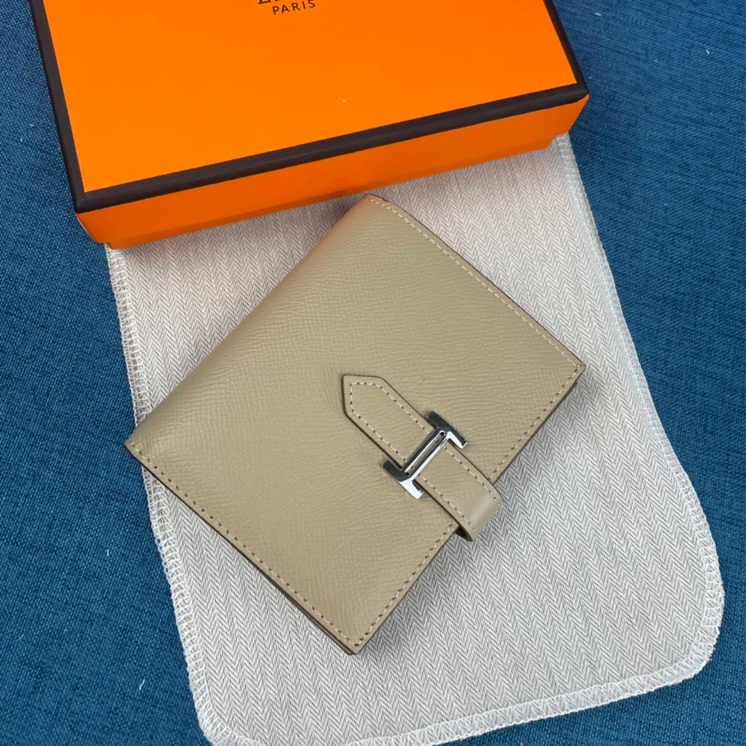[Hermes original order] p230💰 Hermès new solid color leather pocket vertical wallet 💋Counter copy, original hardware, original OEM code inside 💋Soft feel 🎉Oil edges are straight and smooth, compare with the counter 💋Material: imported palm print cowhide 💋Size: 10*12CM. 💋Model: 5120 palm print