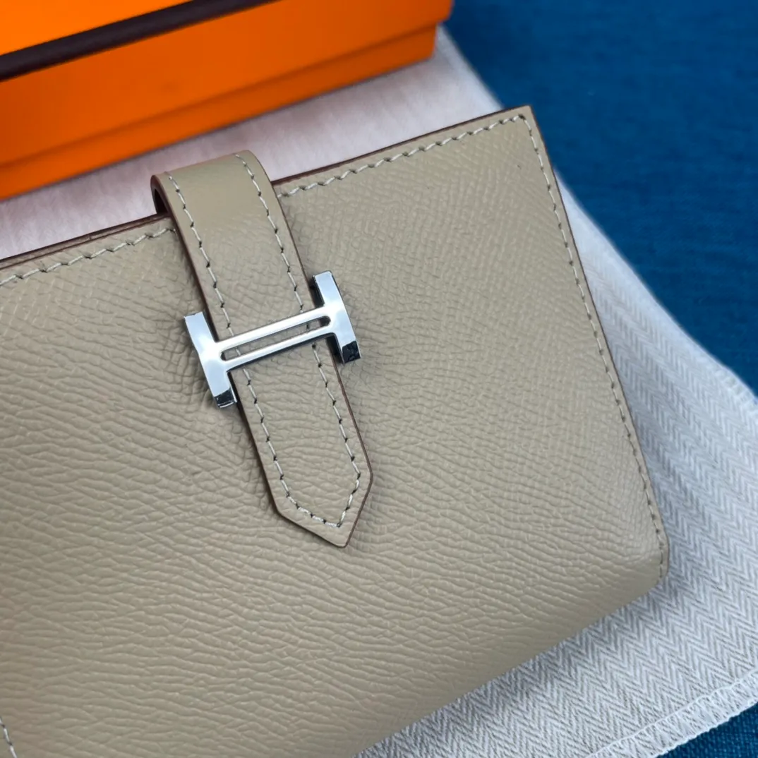 [Hermes original order] p230💰 Hermès new solid color leather pocket vertical wallet 💋Counter copy, original hardware, original OEM code inside 💋Soft feel 🎉Oil edges are straight and smooth, compare with the counter 💋Material: imported palm print cowhide 💋Size: 10*12CM. 💋Model: 5120 palm print