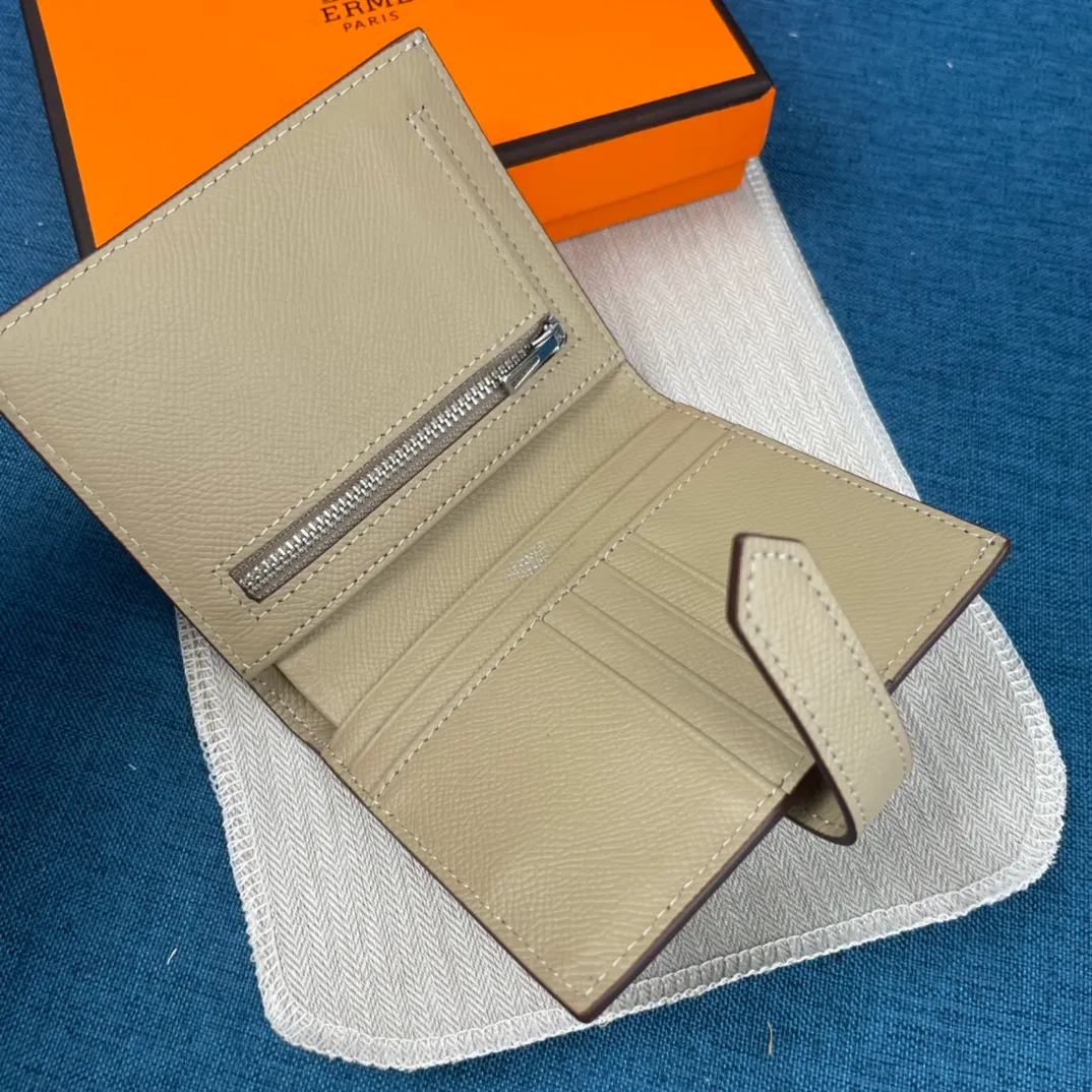 [Hermes original order] p230💰 Hermès new solid color leather pocket vertical wallet 💋Counter copy, original hardware, original OEM code inside 💋Soft feel 🎉Oil edges are straight and smooth, compare with the counter 💋Material: imported palm print cowhide 💋Size: 10*12CM. 💋Model: 5120 palm print