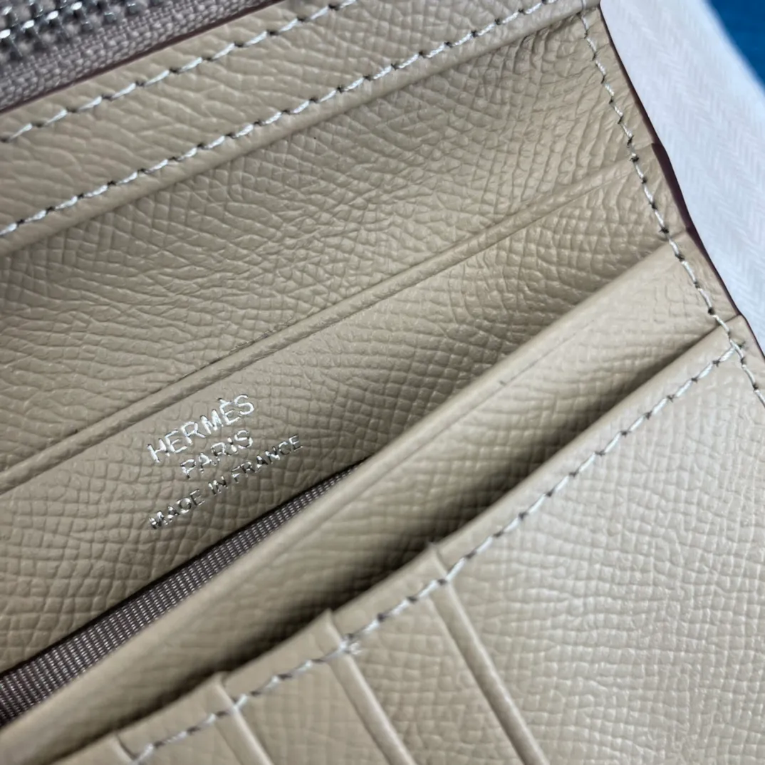 [Hermes original order] p230💰 Hermès new solid color leather pocket vertical wallet 💋Counter copy, original hardware, original OEM code inside 💋Soft feel 🎉Oil edges are straight and smooth, compare with the counter 💋Material: imported palm print cowhide 💋Size: 10*12CM. 💋Model: 5120 palm print