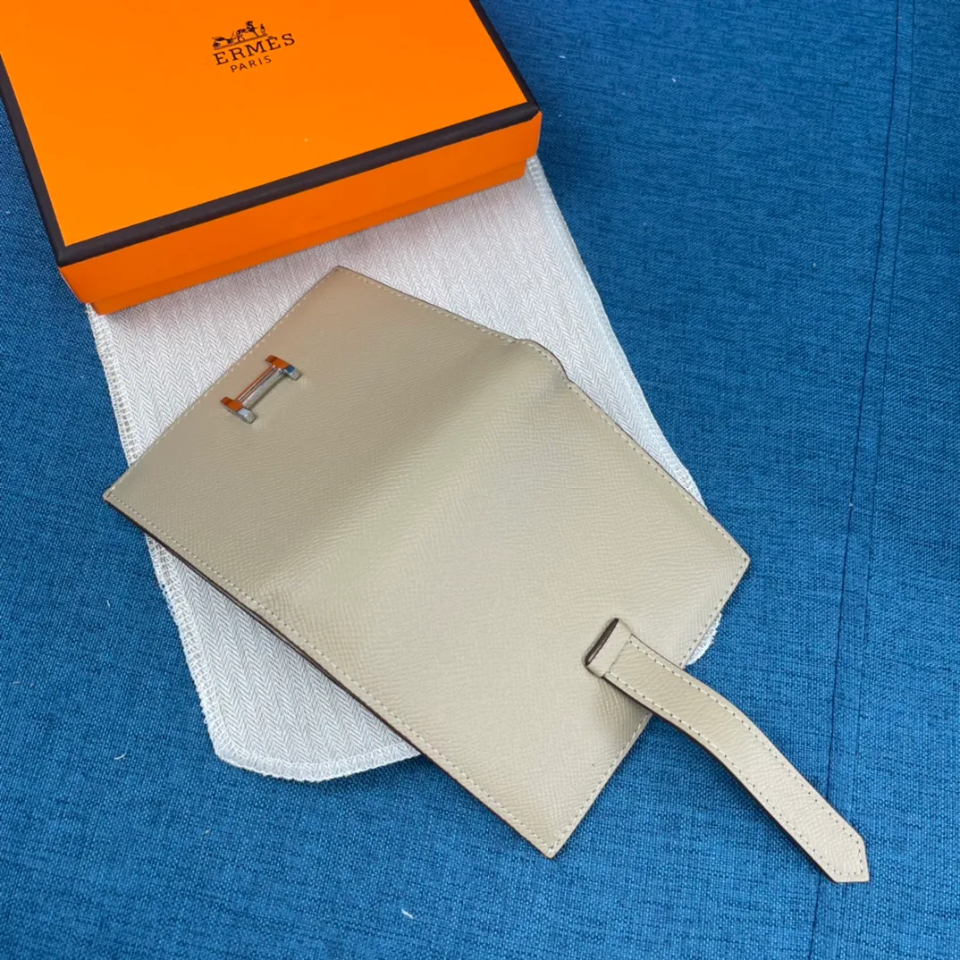 [Hermes original order] p230💰 Hermès new solid color leather pocket vertical wallet 💋Counter copy, original hardware, original OEM code inside 💋Soft feel 🎉Oil edges are straight and smooth, compare with the counter 💋Material: imported palm print cowhide 💋Size: 10*12CM. 💋Model: 5120 palm print