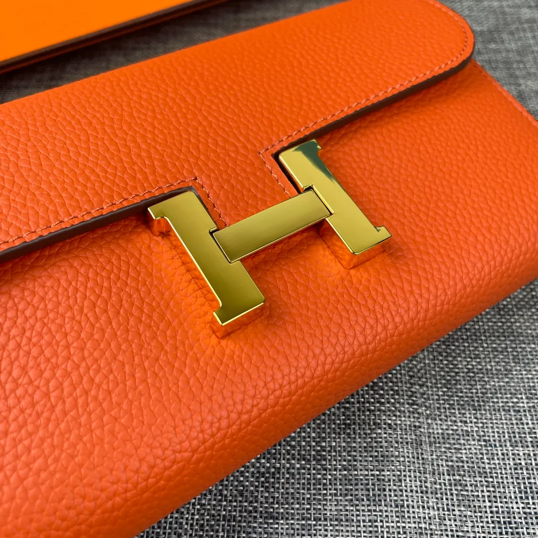 Hermes Constance p270💰 Hermes model: 539 gold buckle togo leather size: 22*11cm 🇫🇷Overseas🇫🇷Imported Togo cowhide, soft and comfortable to the touch. The original replica is matched with gold hardware and has the original OEM code inside. It is exquisite and elegant, and the oil edges are straight and smooth🎈There are two large note slots, a zipper pocket, and 12 card slots inside🚚