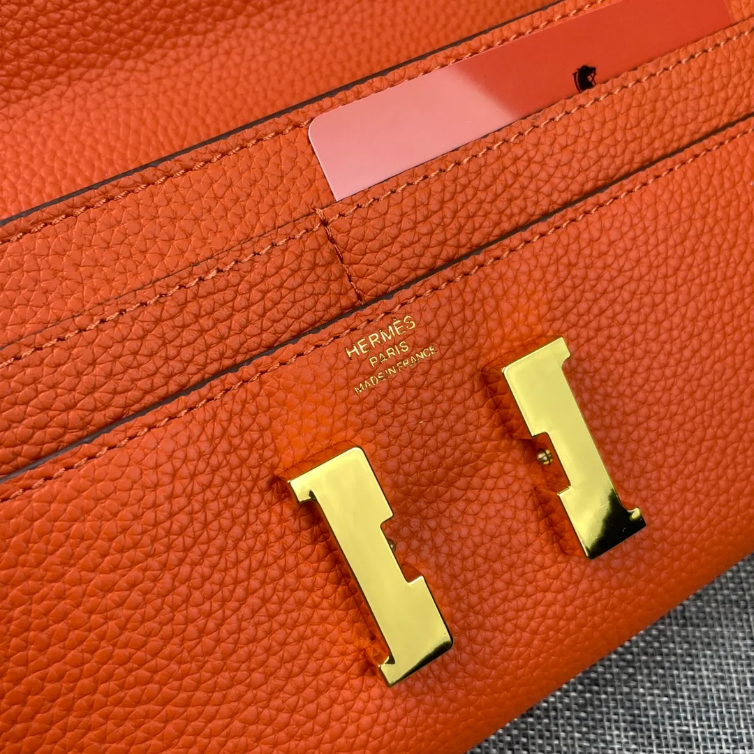 Hermes Constance p270💰 Hermes model: 539 gold buckle togo leather size: 22*11cm 🇫🇷Overseas🇫🇷Imported Togo cowhide, soft and comfortable to the touch. The original replica is matched with gold hardware and has the original OEM code inside. It is exquisite and elegant, and the oil edges are straight and smooth🎈There are two large note slots, a zipper pocket, and 12 card slots inside🚚