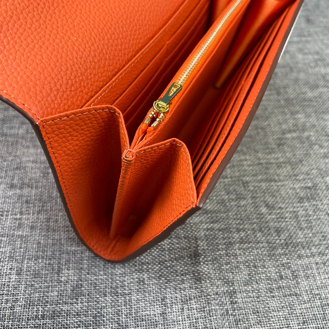 Hermes Constance p270💰 Hermes model: 539 gold buckle togo leather size: 22*11cm 🇫🇷Overseas🇫🇷Imported Togo cowhide, soft and comfortable to the touch. The original replica is matched with gold hardware and has the original OEM code inside. It is exquisite and elegant, and the oil edges are straight and smooth🎈There are two large note slots, a zipper pocket, and 12 card slots inside🚚