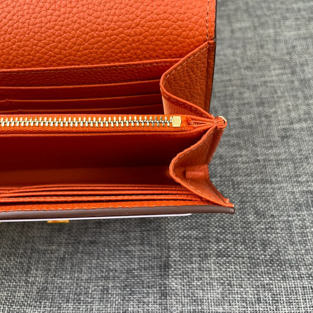 Hermes Constance p270💰 Hermes model: 539 gold buckle togo leather size: 22*11cm 🇫🇷Overseas🇫🇷Imported Togo cowhide, soft and comfortable to the touch. The original replica is matched with gold hardware and has the original OEM code inside. It is exquisite and elegant, and the oil edges are straight and smooth🎈There are two large note slots, a zipper pocket, and 12 card slots inside🚚