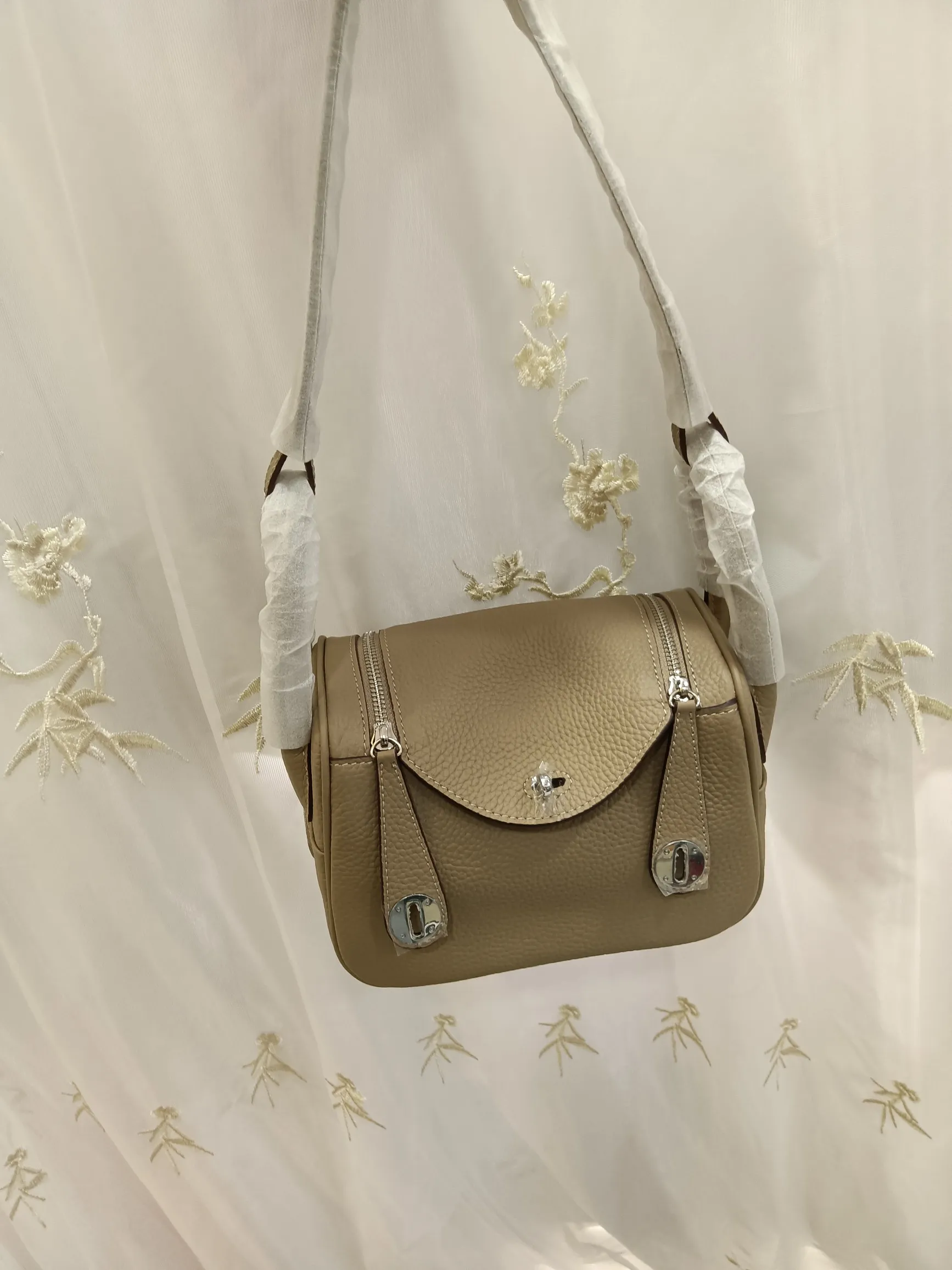 620💰Lindy mini size Hermes Lindy (Chinese name: Lindy bag) Hermès’ most ladylike bag, more relaxed and elegant👜😖Side pockets can store small items✨It is said that Bai Fumei likes to collect it💃Original first-layer cowhide, size 20cm