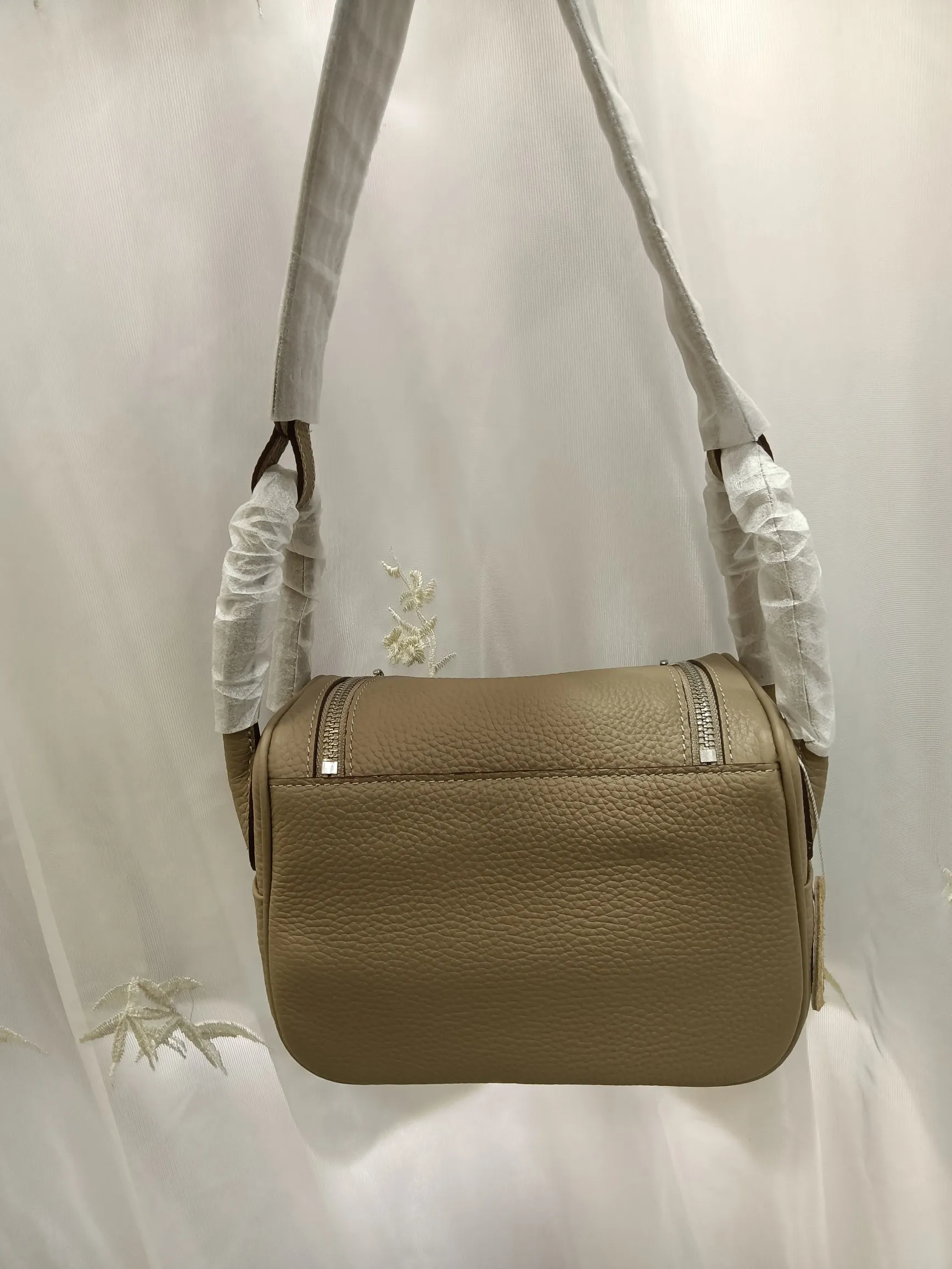 620💰Lindy mini size Hermes Lindy (Chinese name: Lindy bag) Hermès’ most ladylike bag, more relaxed and elegant👜😖Side pockets can store small items✨It is said that Bai Fumei likes to collect it💃Original first-layer cowhide, size 20cm