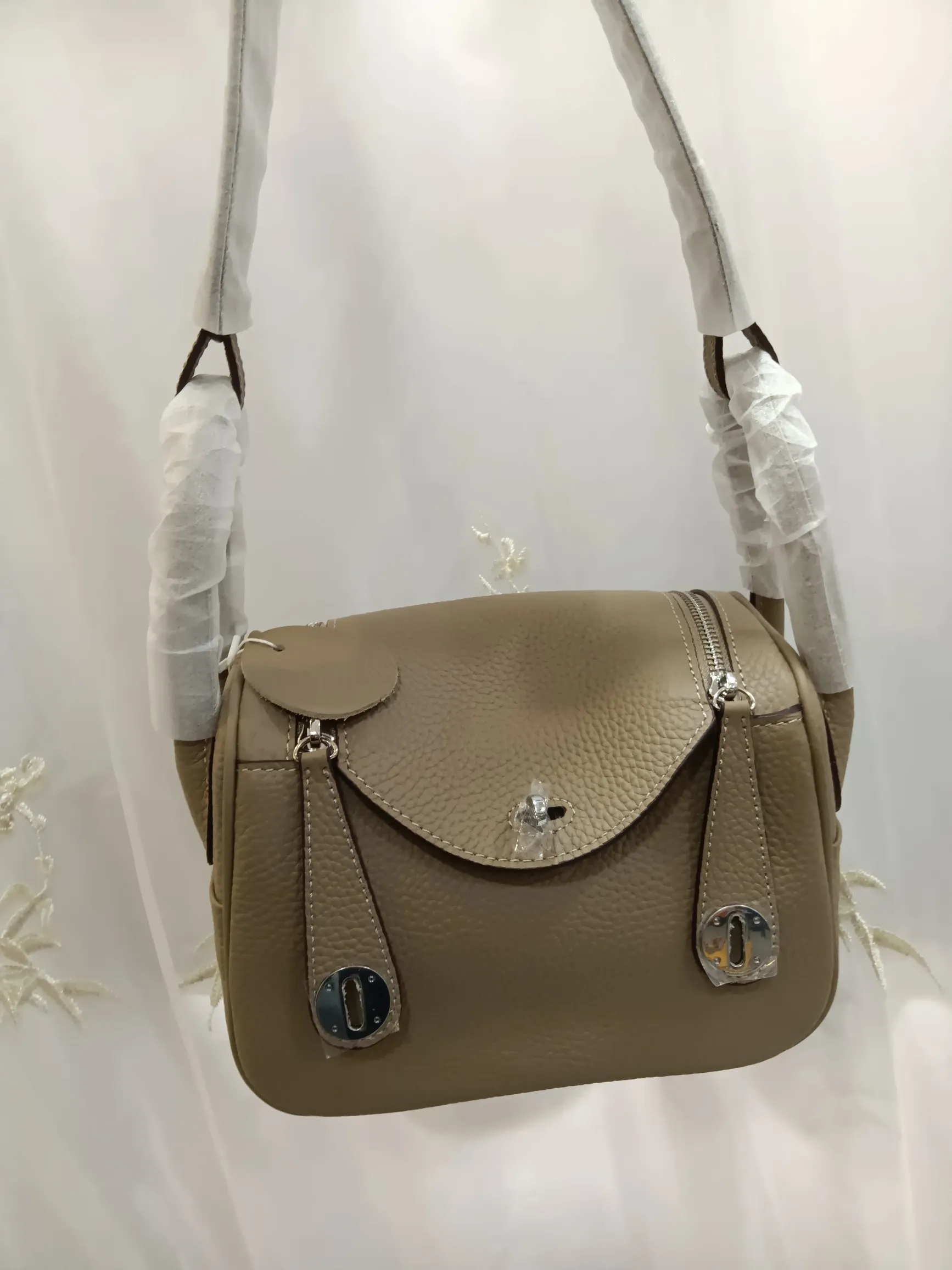 620💰Lindy mini size Hermes Lindy (Chinese name: Lindy bag) Hermès’ most ladylike bag, more relaxed and elegant👜😖Side pockets can store small items✨It is said that Bai Fumei likes to collect it💃Original first-layer cowhide, size 20cm