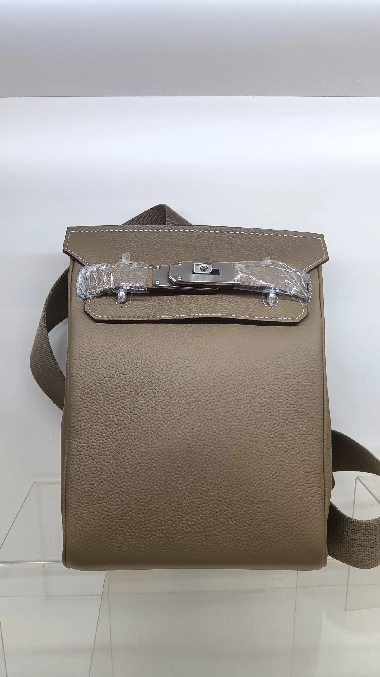 1080💰khaki color, original tog0 cowhide chest bag with silver buckle hardware shipped, size: 17.5×8×26cm
